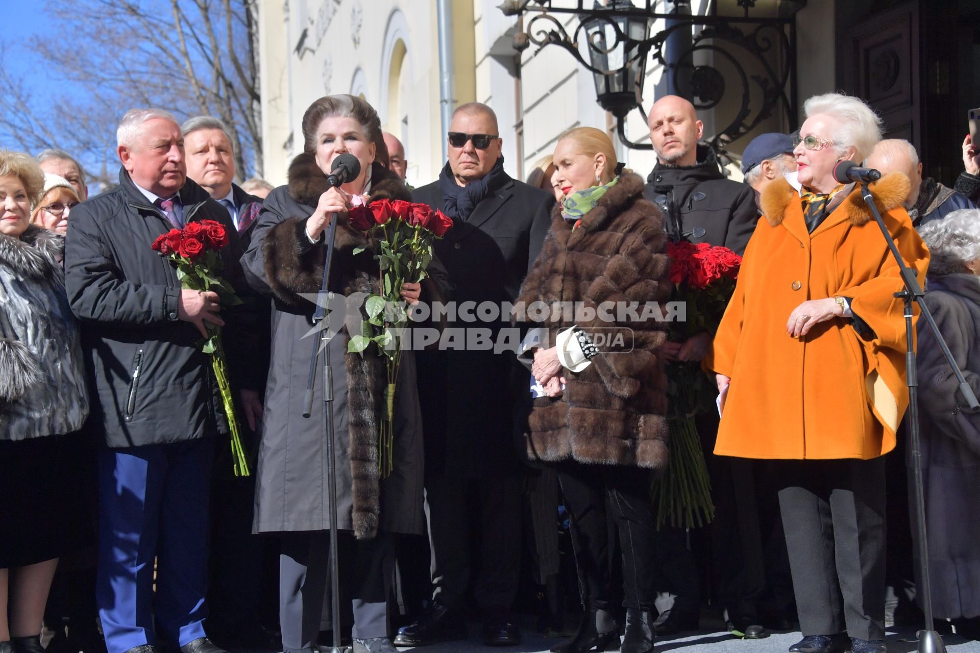 Москва. Председатель комитета Госдумы РФ по региональной политике и проблемам Севера и Дальнего Востока Николай Харитонов (слева), заместитель председателя комитета Госдумы РФ по федеративному устройству и вопросам местного самоуправления Валентина Терешкова (третья слева), вдова И.Кобзона Нелли Кобзон (третья справа), его сын Андрей Кобзон (второй справа) и диктор, телеведущая Анна Шатилова (справа) на открытии мемориальной доски певцу, депутату Государственной думы РФ Иосифу Кобзону на фасаде здания Российской академии музыки имени Гнесиных.