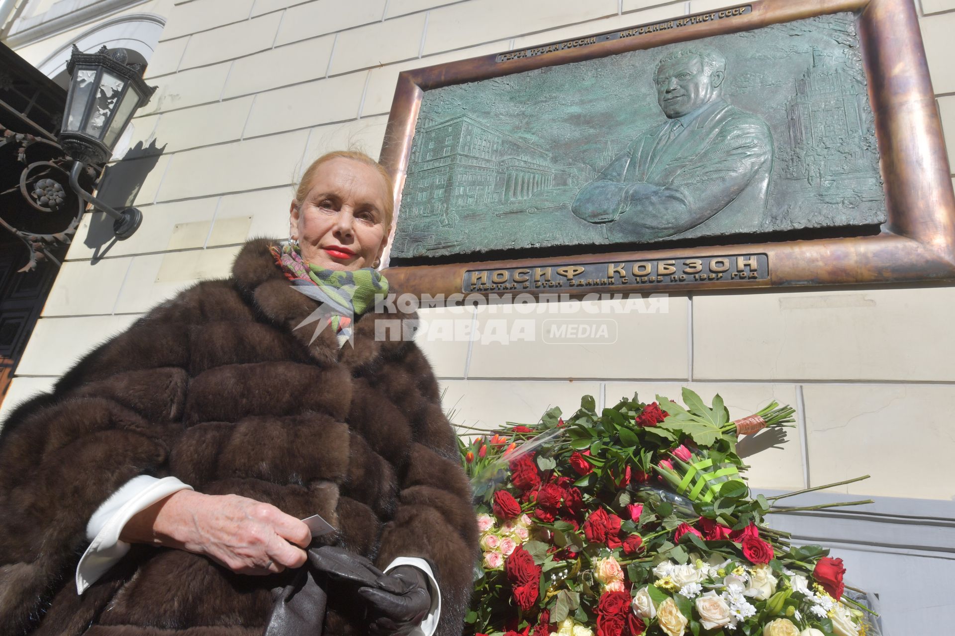 Москва. Вдова И.Кобзона Нелли Кобзон на открытии мемориальной доски певцу, депутату Государственной думы РФ Иосифу Кобзону на фасаде здания Российской академии музыки имени Гнесиных.