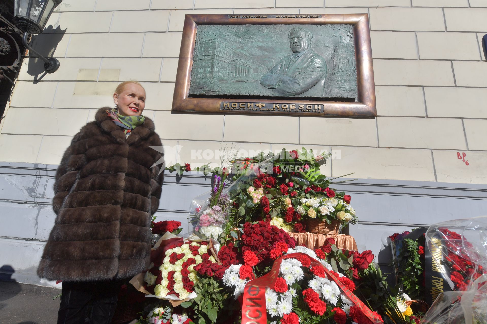 Москва. Вдова И.Кобзона Нелли Кобзон на открытии мемориальной доски певцу, депутату Государственной думы РФ Иосифу Кобзону на фасаде здания Российской академии музыки имени Гнесиных.