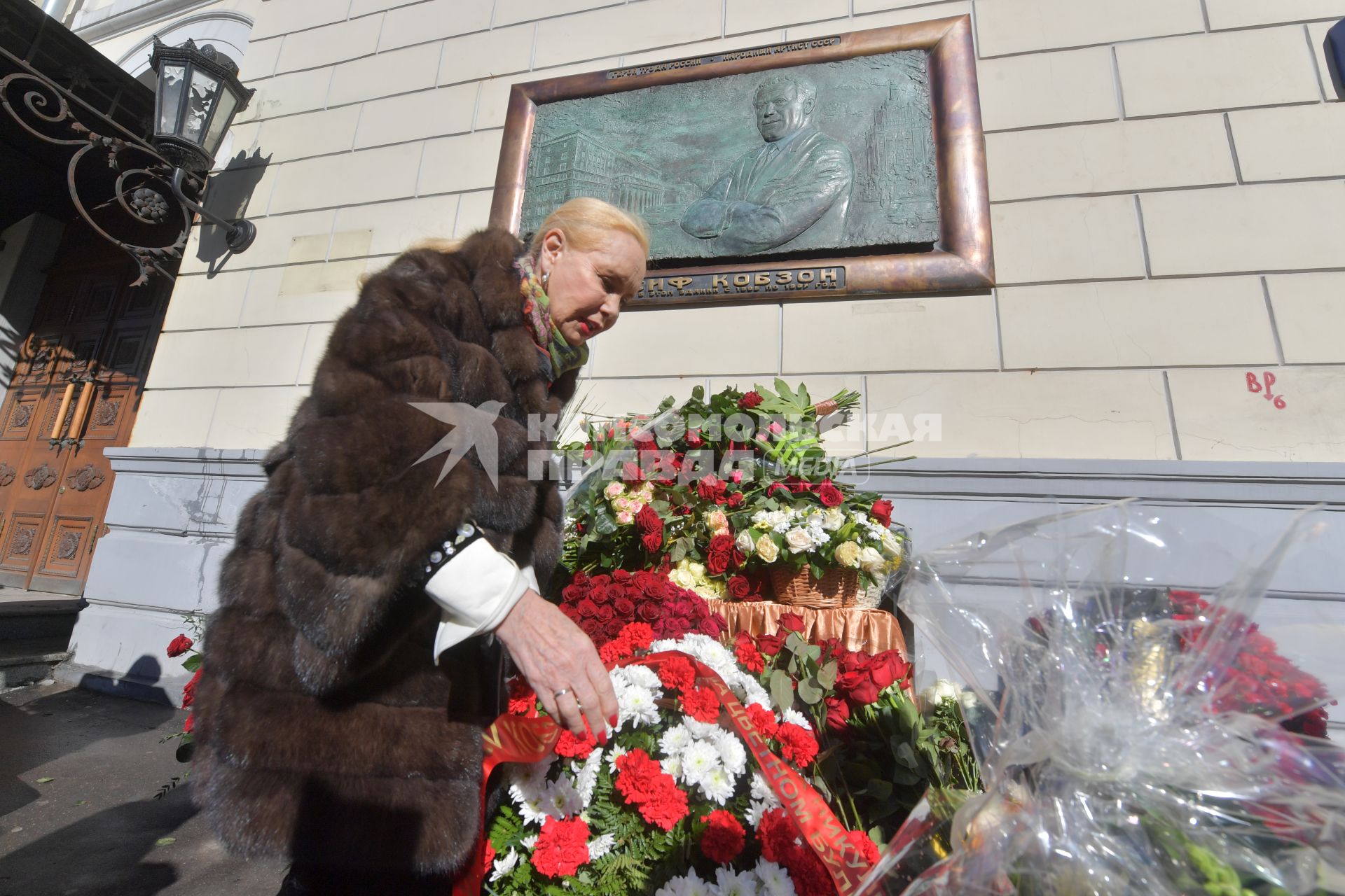 Москва. Вдова И.Кобзона Нелли Кобзон на открытии мемориальной доски певцу, депутату Государственной думы РФ Иосифу Кобзону на фасаде здания Российской академии музыки имени Гнесиных.