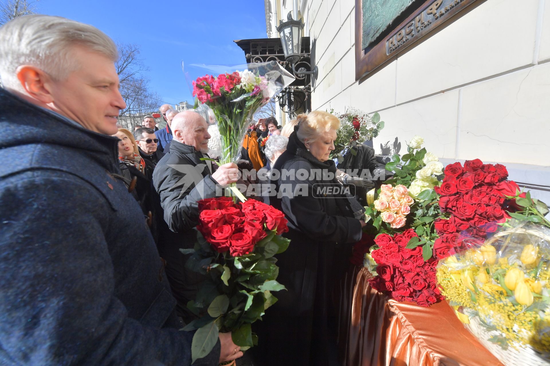 Москва. Актриса, вице-президент Гильдии актеров театра и кино России Наталия Дрожжина на открытии мемориальной доски певцу, депутату Государственной думы РФ Иосифу Кобзону на фасаде здания Российской академии музыки имени Гнесиных.