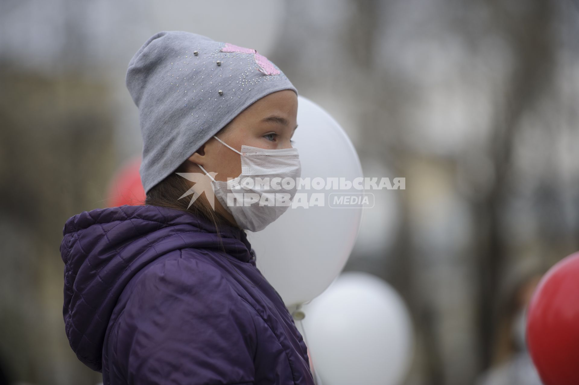 Екатеринбург. Девочка в медицинской маске, во время открытия сквера им.Орджоникидзе после его реконструкции