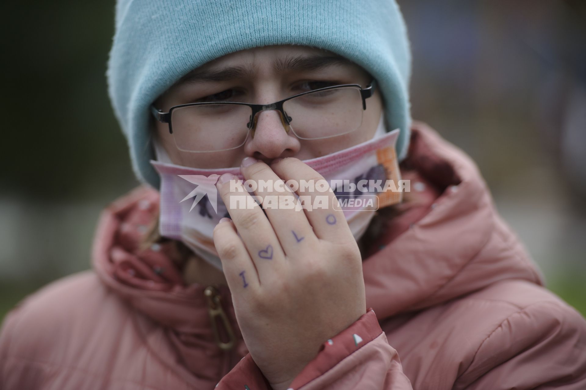 Екатеринбург. Девушка в медицинской маске с надписью \'Я люблю\', во время открытия сквера им.Орджоникидзе после его реконструкции