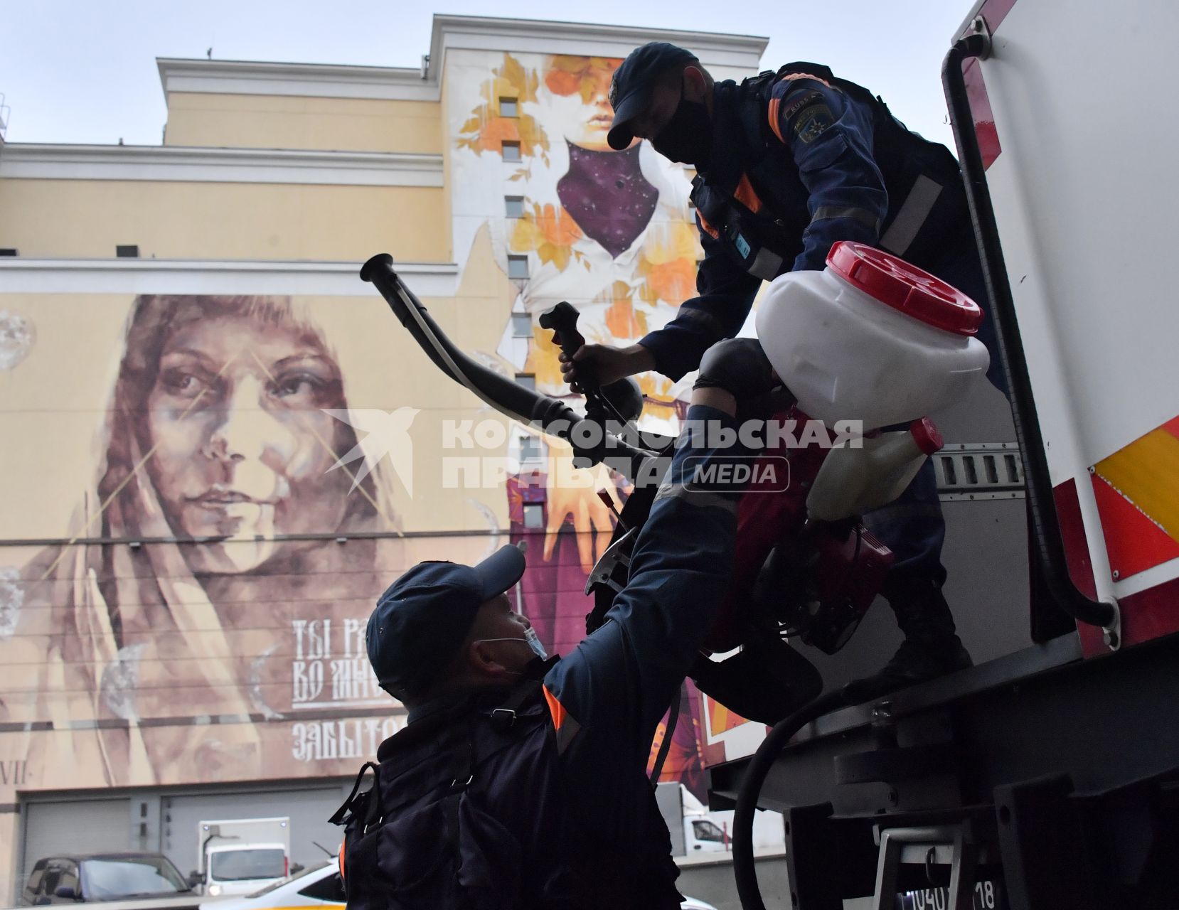 Москва. Сотрудники специального подразделения МЧС  РФ `Лидер ` проводят дезинфекцию на Курском вокзале в рамках мер по борьбе с распространением коронавирусной инфекции.