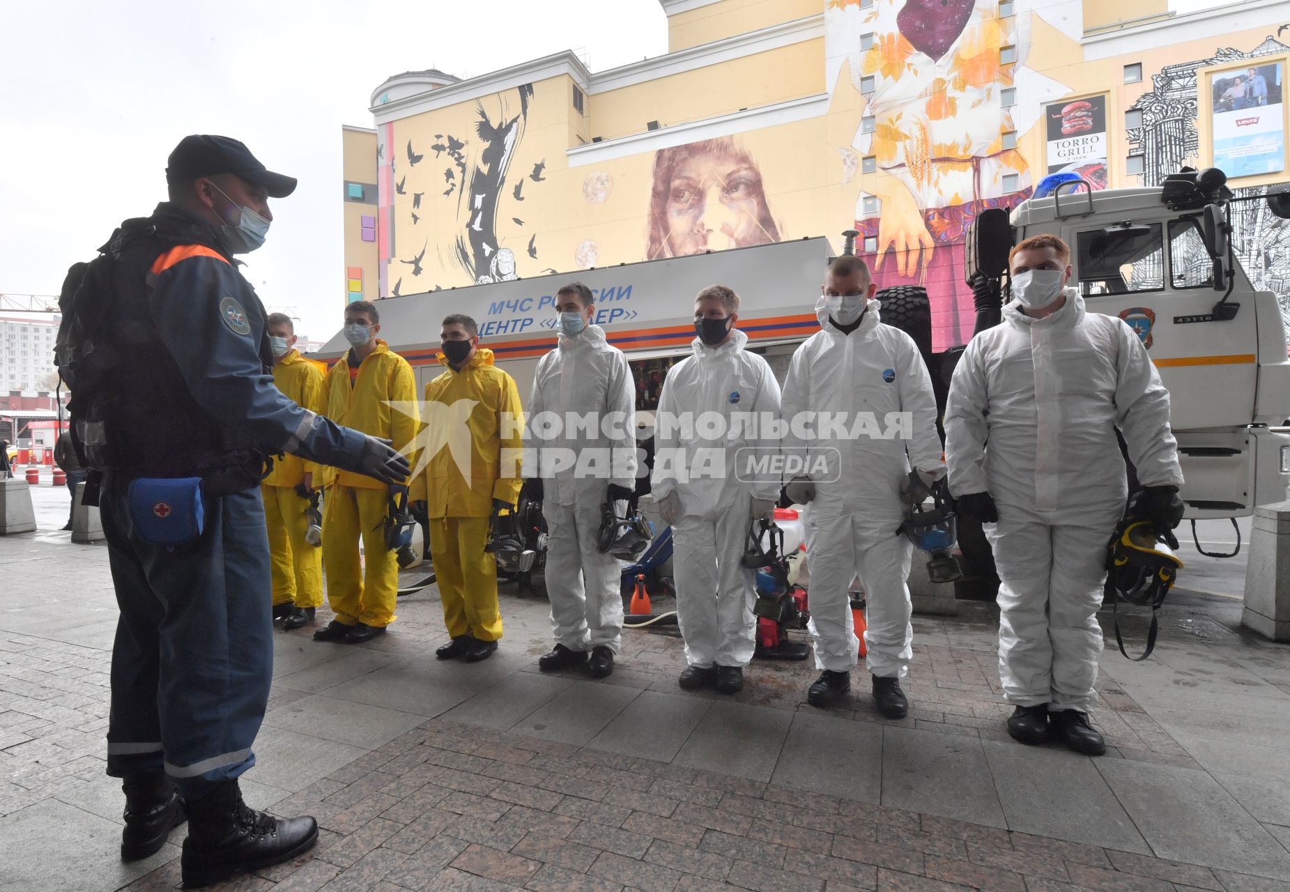 Москва. Сотрудники специального подразделения МЧС  РФ `Лидер ` проводят дезинфекцию на Курском вокзале в рамках мер по борьбе с распространением коронавирусной инфекции.