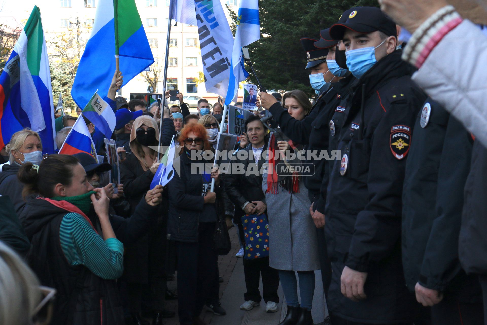 Хабаровск. Полицейские и участники несанкционированного митинга в поддержку бывшего губернатора Хабаровского края Сергея Фургала, арестованного по делу об организации убийств и попытки убийства. Митинг прошел у здания правительства Хабаровского края.