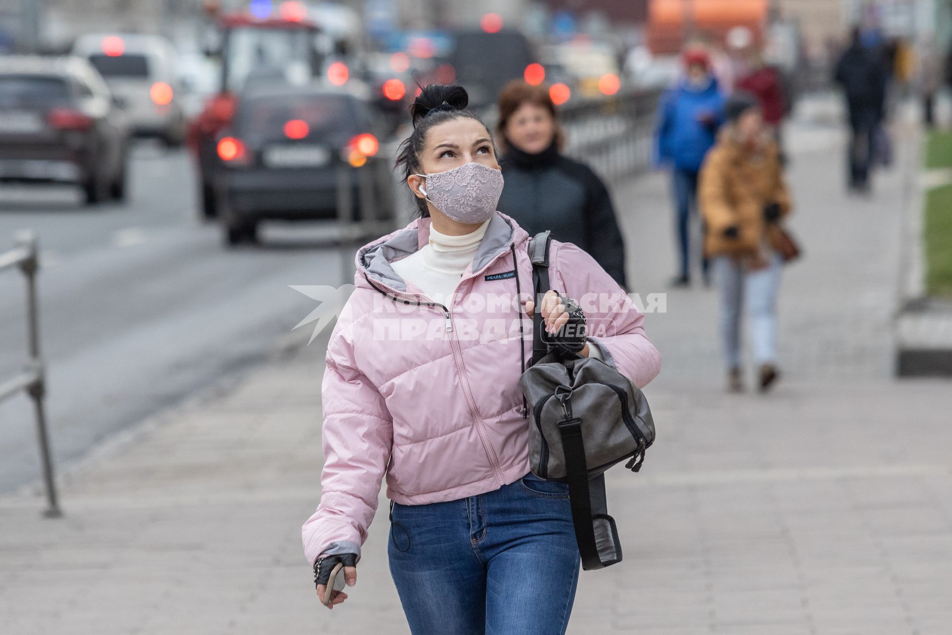 Москва. Женщина в защитной маске на улице.