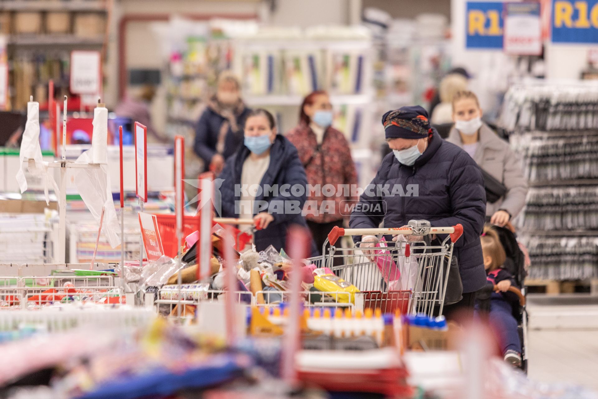 Москва.  Покупатели в защитных масках в магазине.