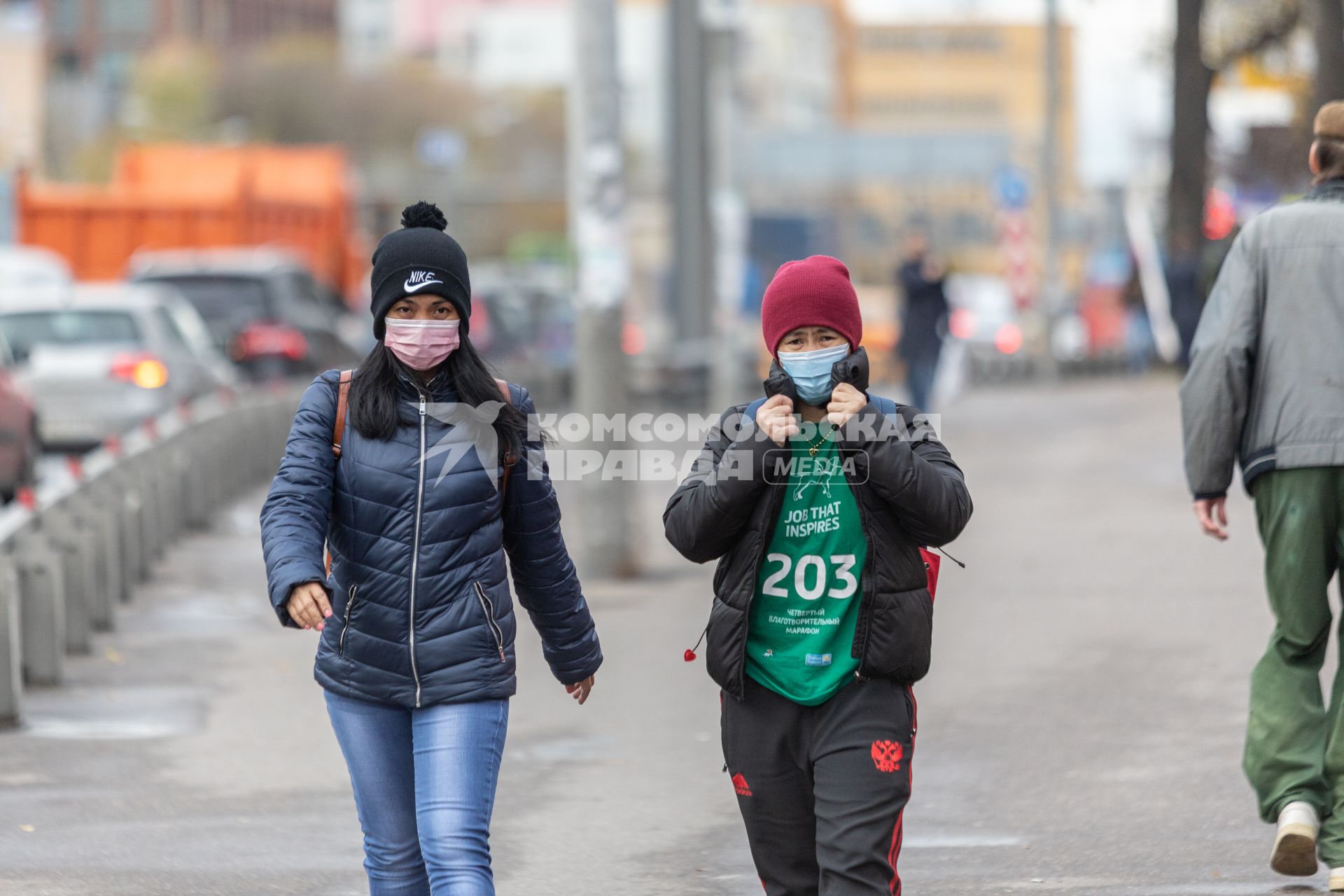 Москва.  Женщины в защитной маске на улице.