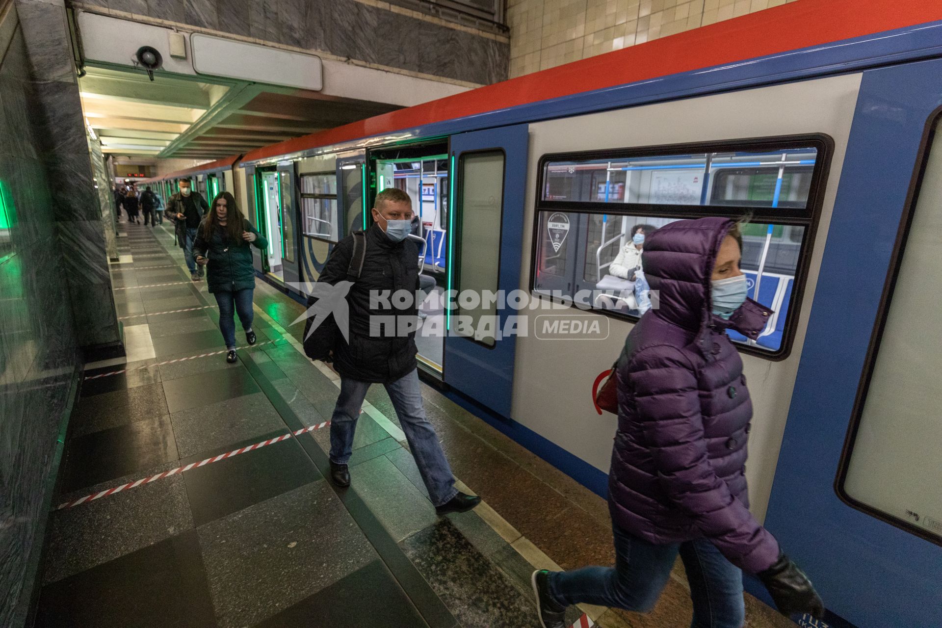 Москва.  Пассажиры в метро в защитных масках.