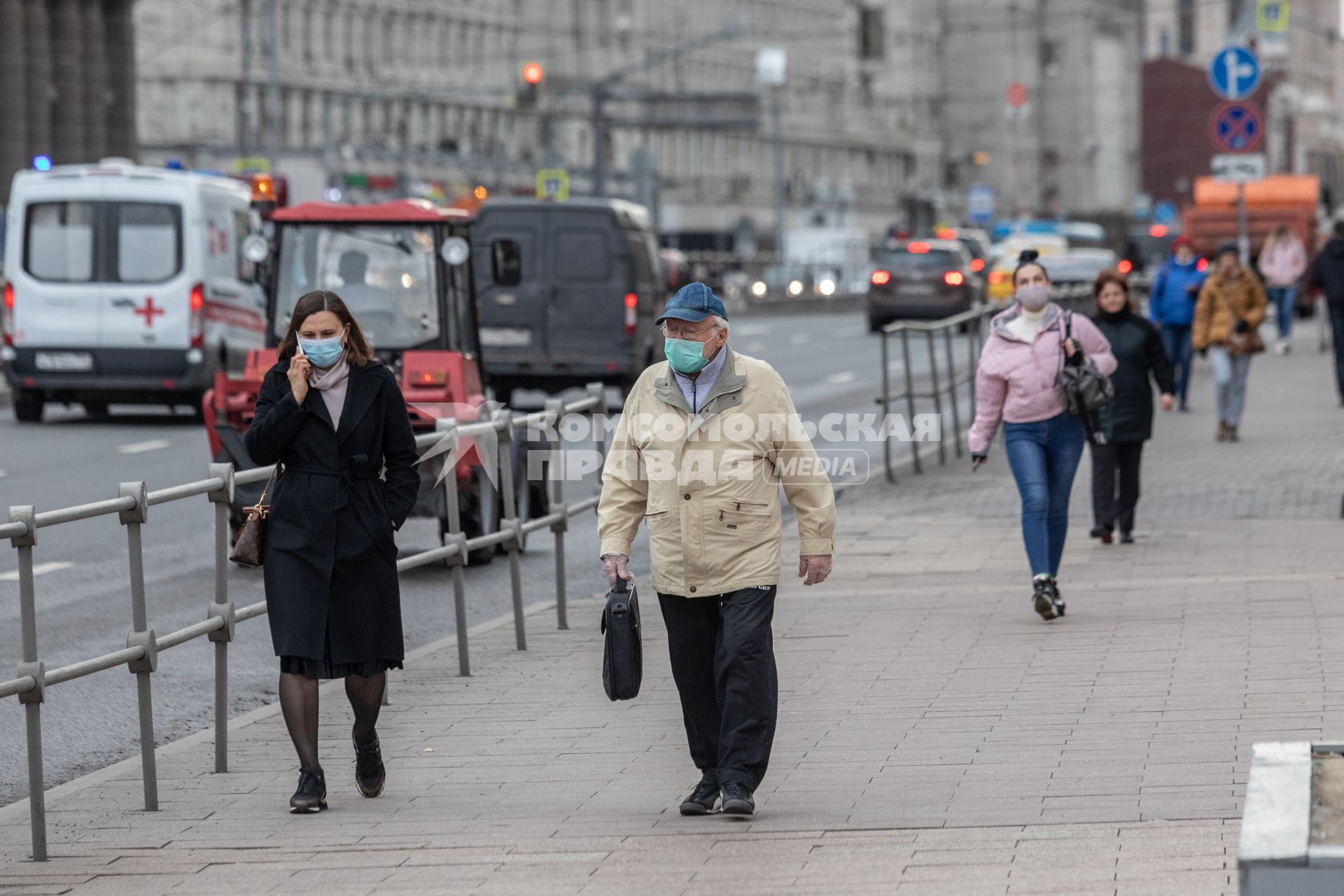 Москва.  Прохожие в защитной маске на улице.