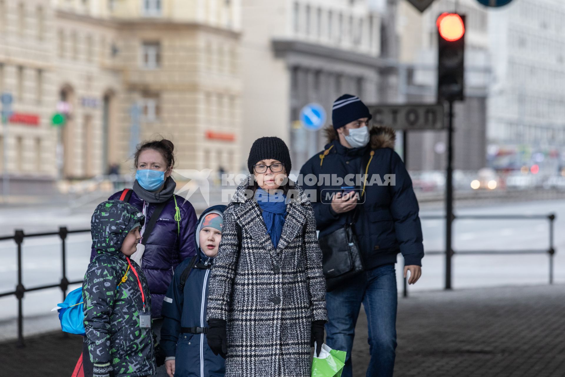 Москва.  Прохожие в защитной маске на улице.