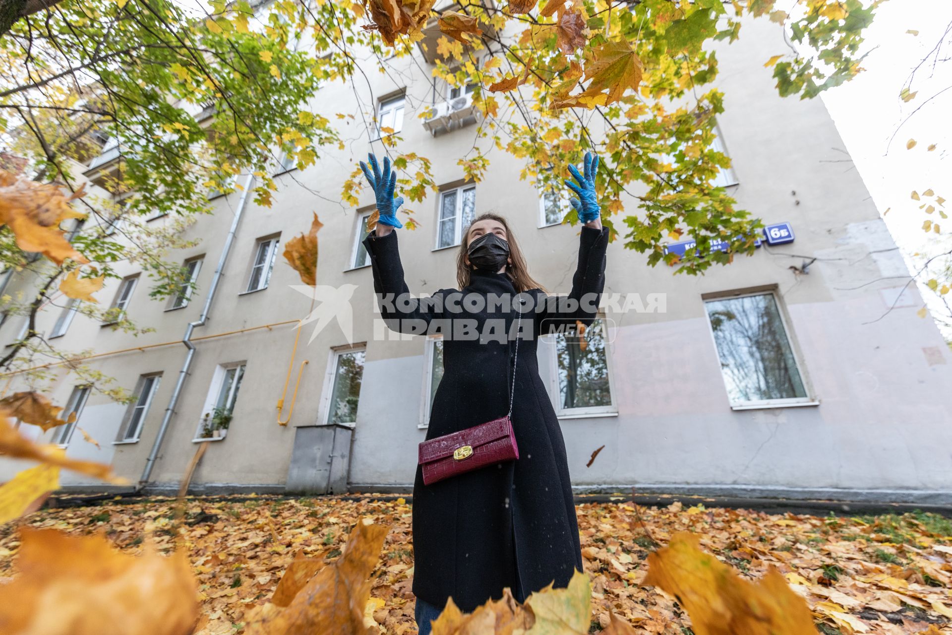 Москва.   Девушка в защитной маске и перчатках на улице.