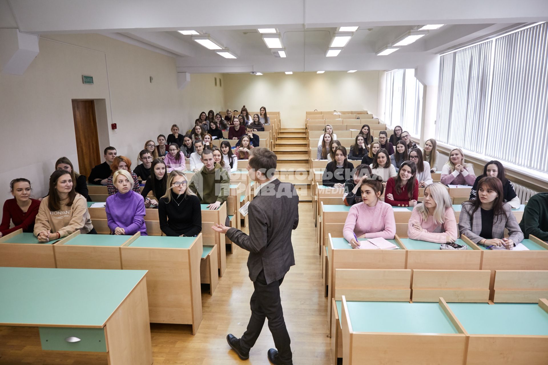 Белоруссия. Минск. Студенты на лекции в аудитории.