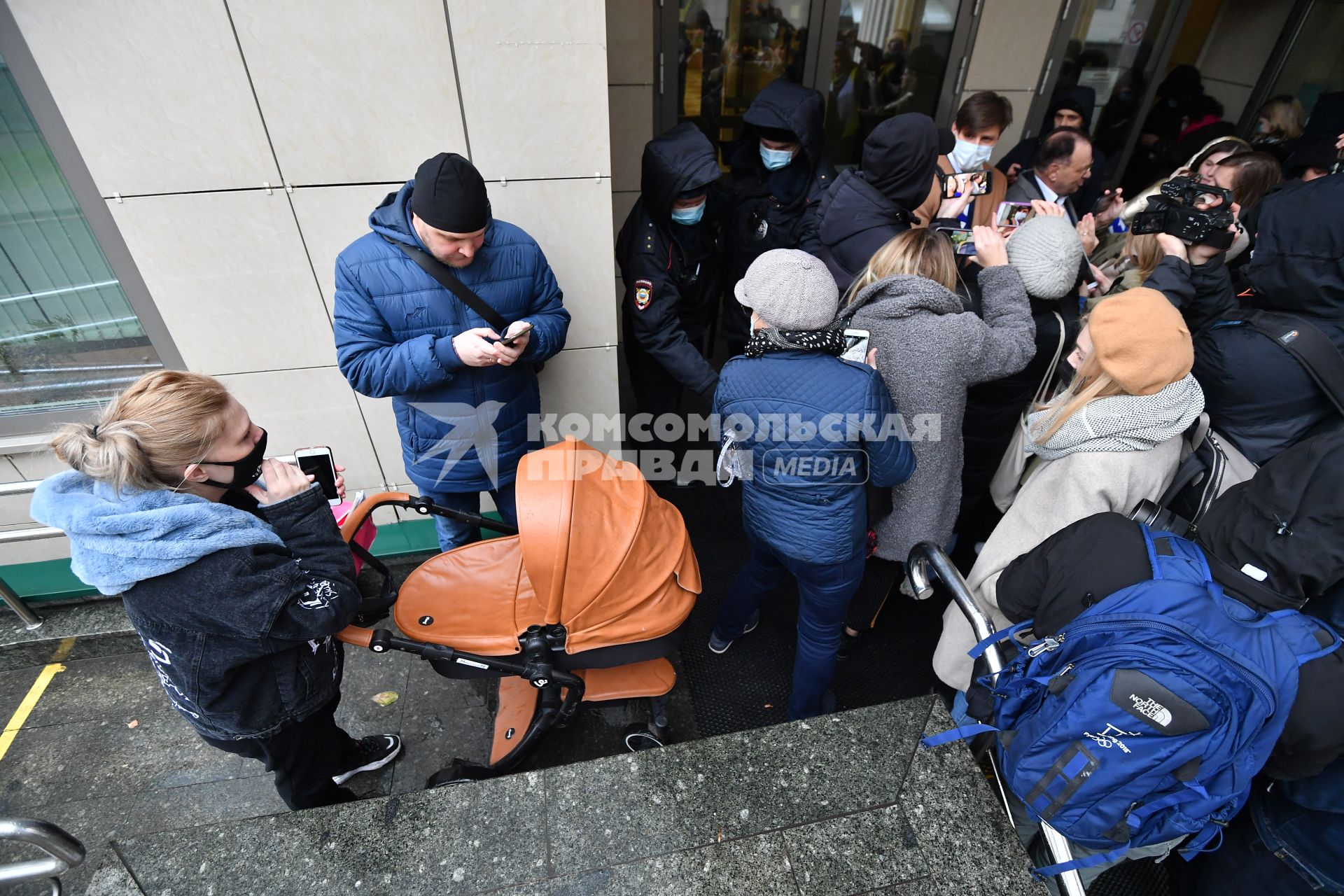 Москва. Перед зданием Московского городского суда, где пройдет рассмотрение апелляционной жалобы на приговор актеру Михаилу Ефремову по делу о ДТП со смертельным исходом.