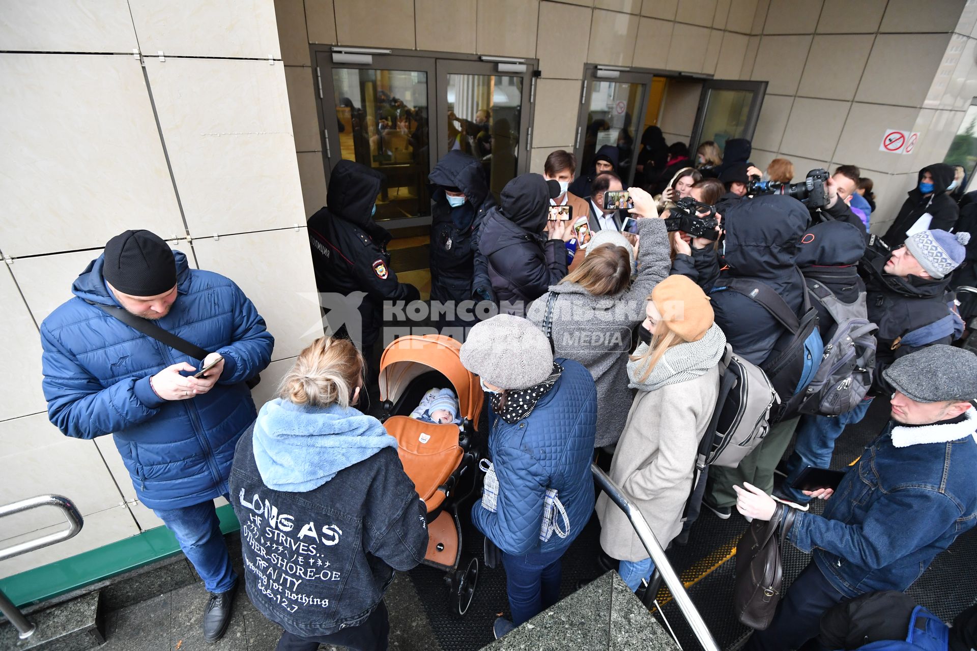 Москва. Перед зданием Московского городского суда, где пройдет рассмотрение апелляционной жалобы на приговор актеру Михаилу Ефремову по делу о ДТП со смертельным исходом.