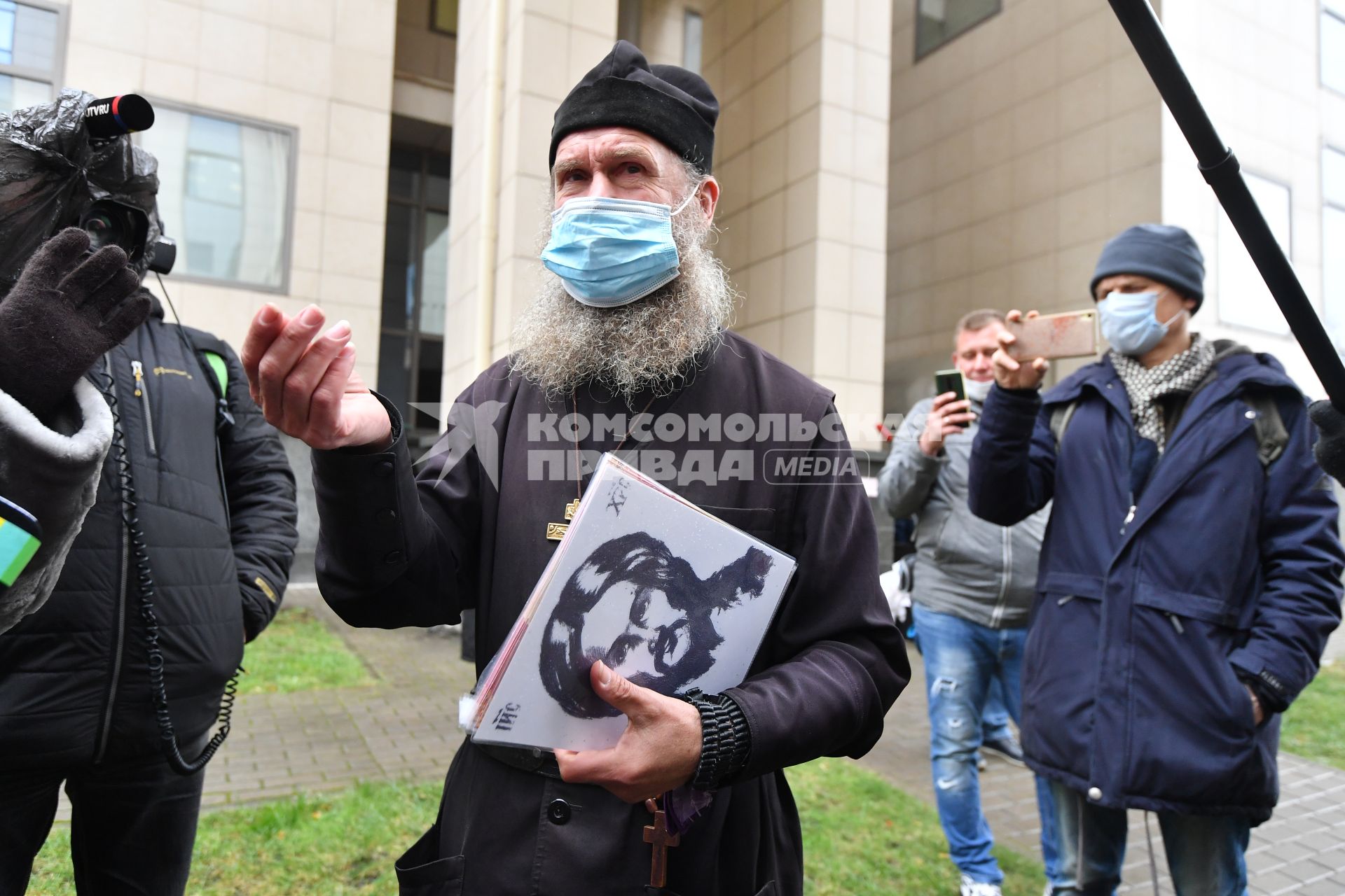 Москва.  Священнослужитель перед зданием Московского городского суда, где пройдет рассмотрение апелляционной жалобы на приговор актеру Михаилу Ефремову по делу о ДТП со смертельным исходом.