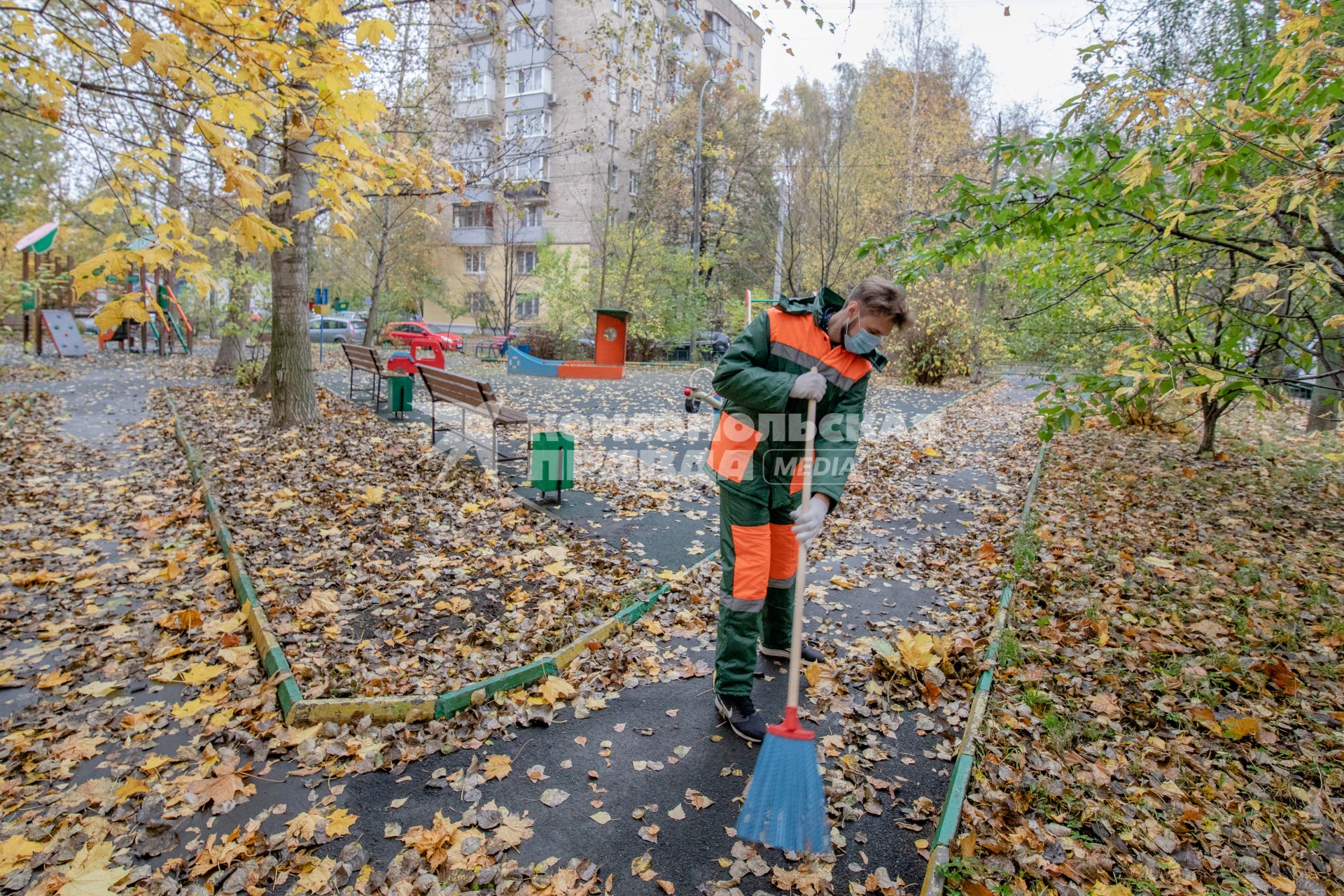 Москва. Корреспондент `Комсомольской правды` Андрей Абрамов устроился дворником в управляющую компанию `Жилищник` в московском районе Свиблово.