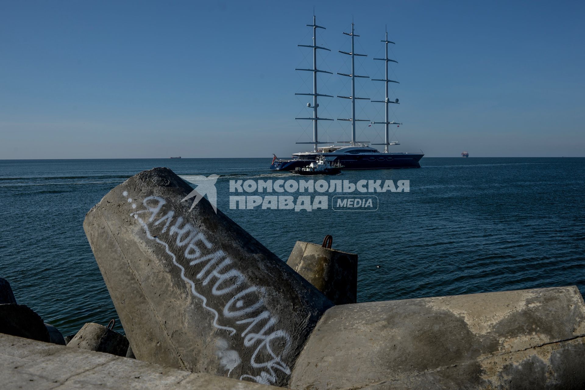 г.Балтийск. Лчшее парусное судно 2019 года - яхта Black Pearl российского бизнесмена Олега Бурлакова выходит из порта.