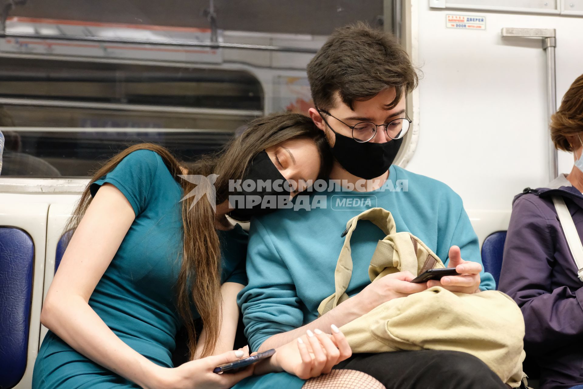 Санкт-Петербург. Пассажиры в защитных масках в вагоне метро.