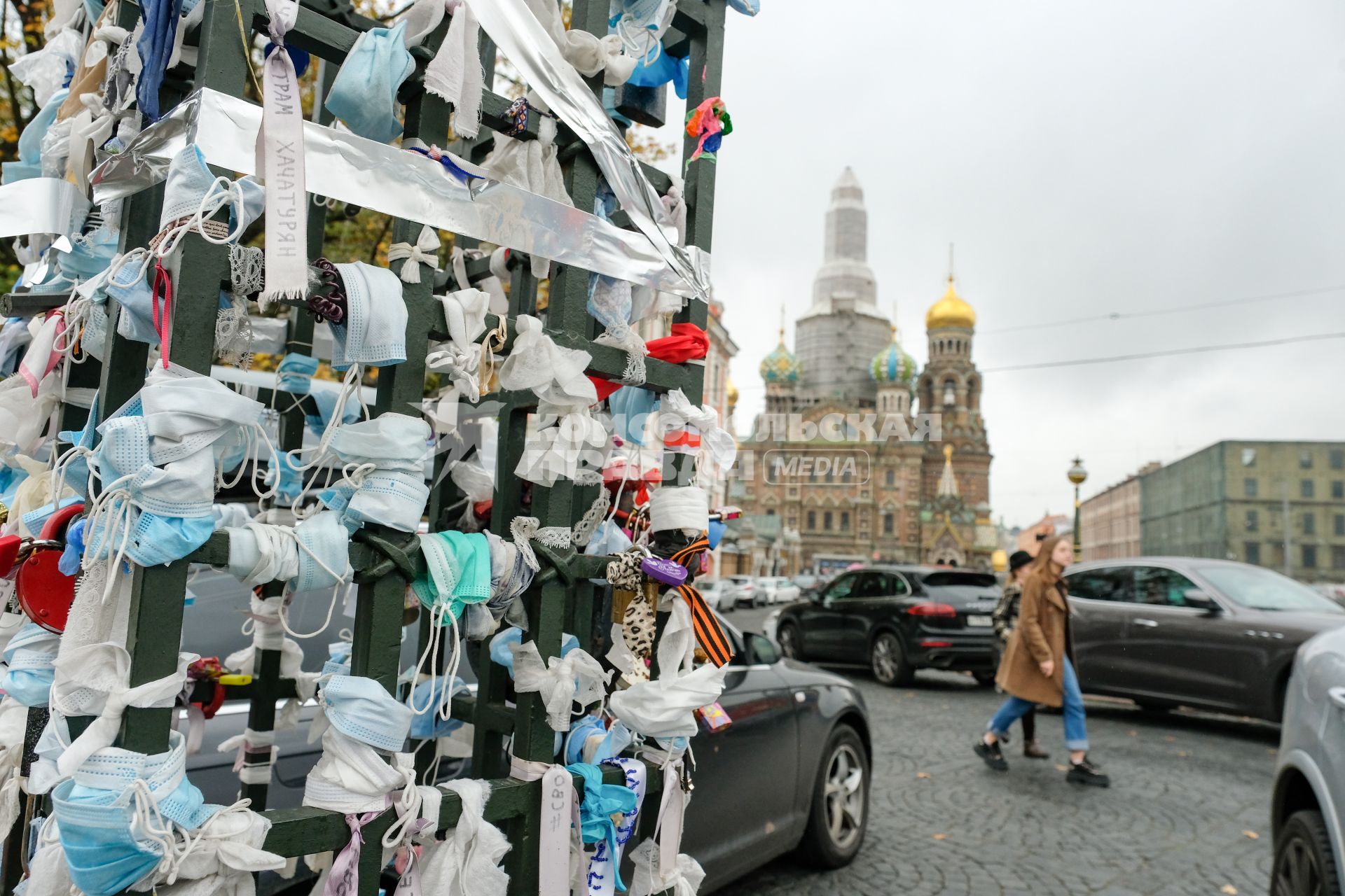 Санкт-Петербург. Стихийный мемориал в память о погибших от коронавирусной инфекции  COVID-19 у собора Воскресения Христова Спас на Крови.