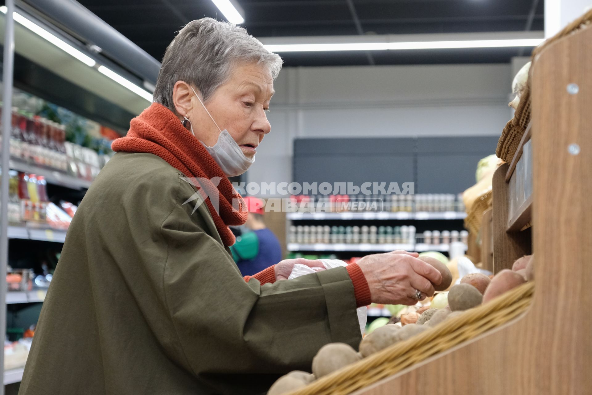 Санкт-Петербург.  Покупательница в защитной маске в магазине.