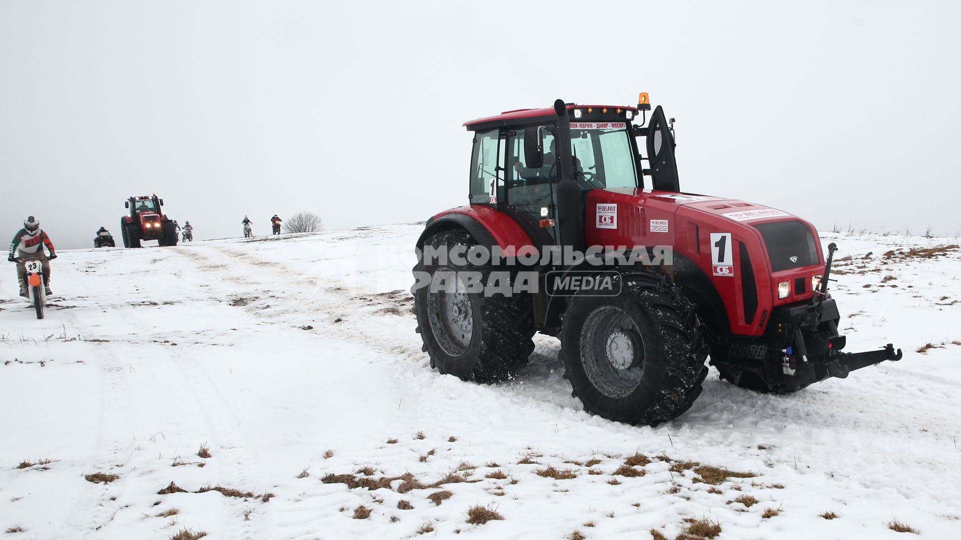 Белоруссия. Витебская область. Модернизированный трактор BELARUS 3522 во время тракторного ралли Париж-Мосар, организованного ОАО `Минский тракторный завод`.