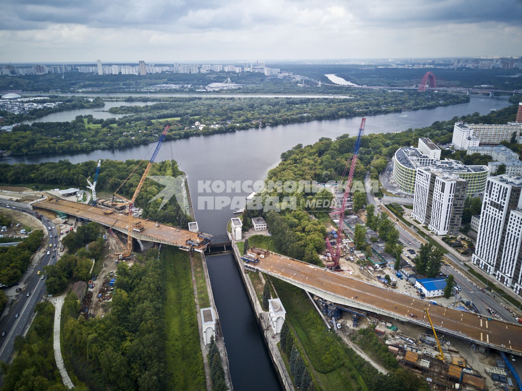 Москва. Строительство Карамышевского моста в районе Хорошево-Мневники.