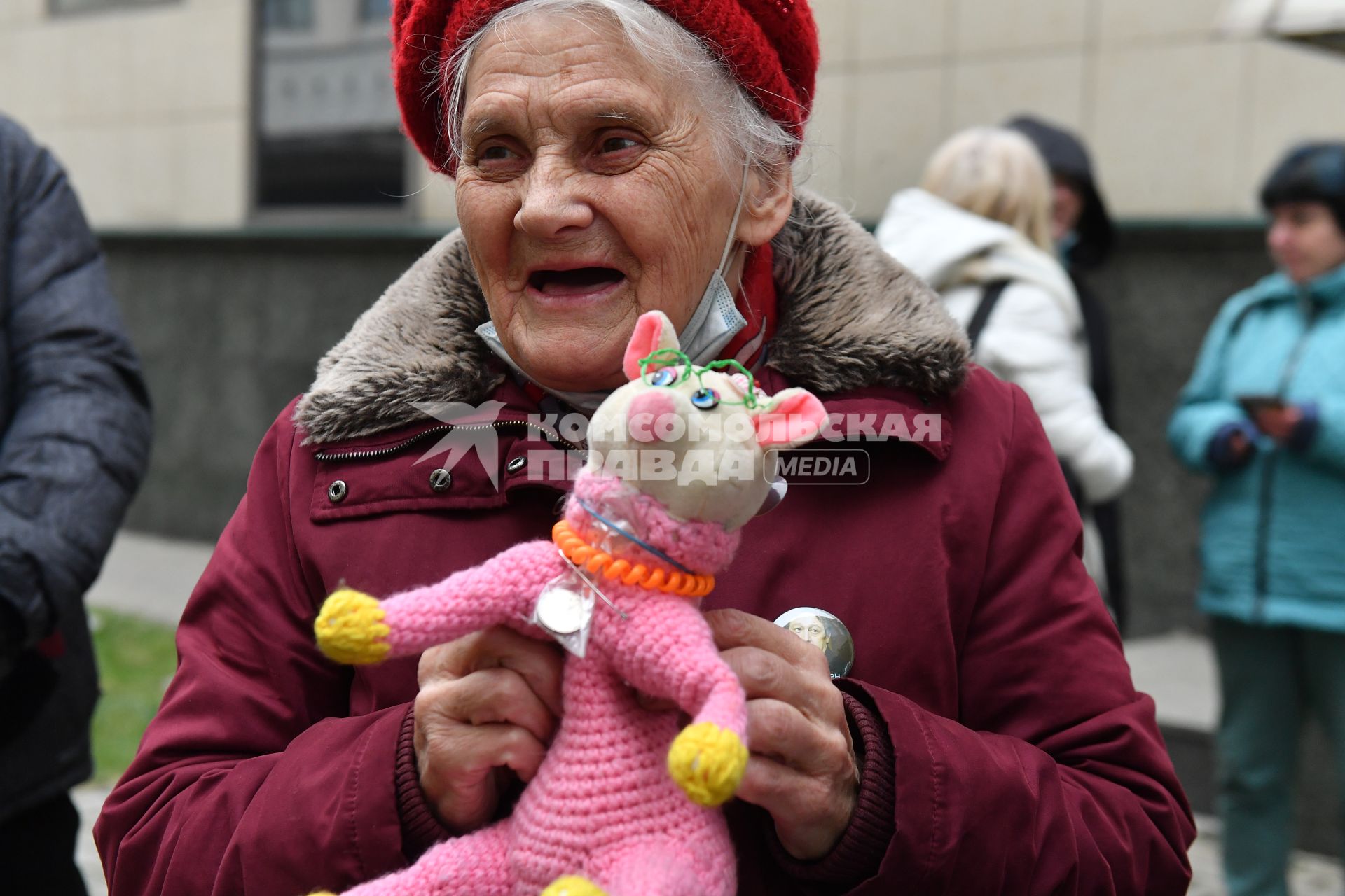 Москва.  Женщина у здания Московского городского суда, где пройдет рассмотрение апелляционной жалобы на приговор актеру Михаилу Ефремову по делу о ДТП со смертельным исходом.