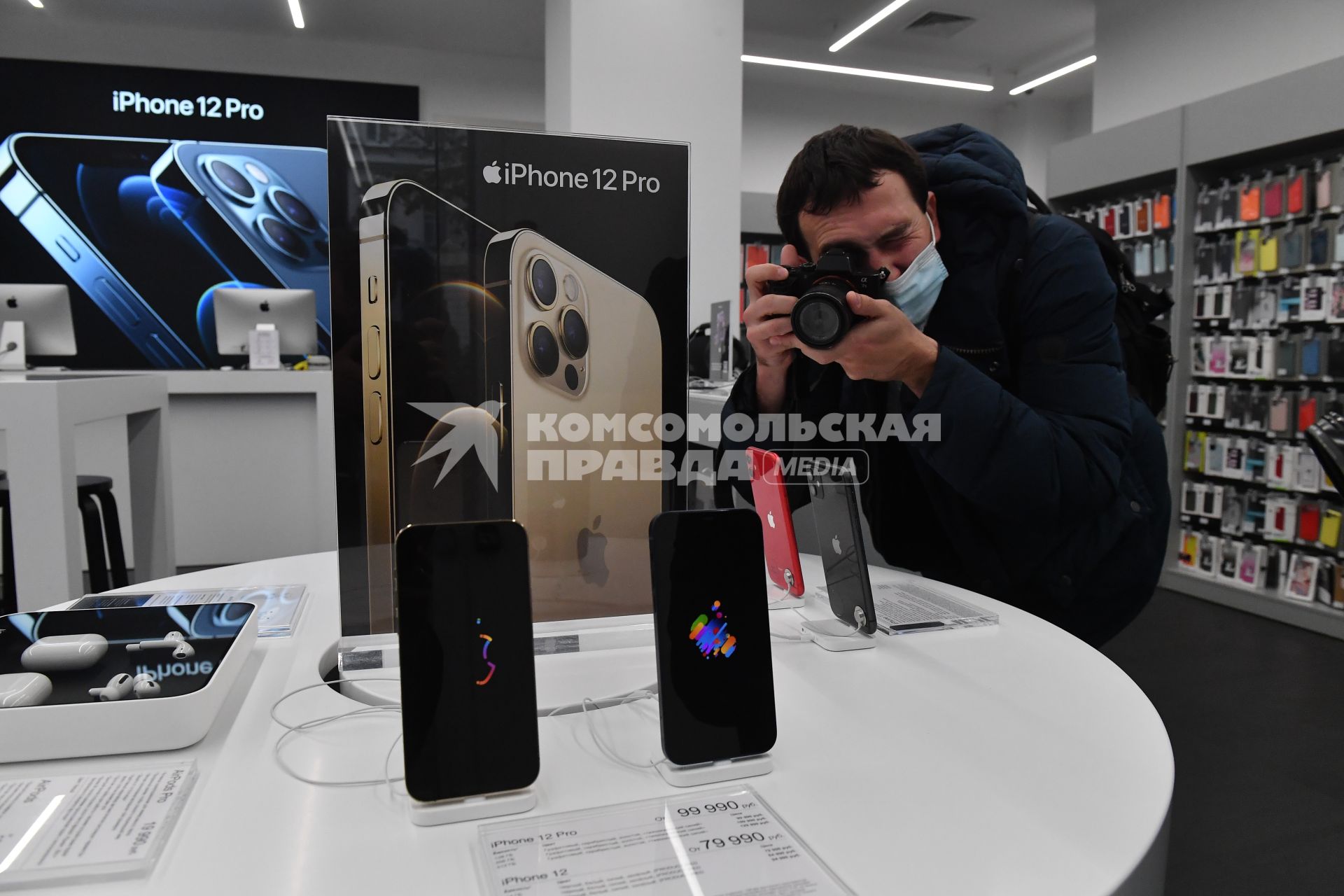 Москва.  Смартфоны компании Apple на витрине в магазине re:Store, где начались продажи новых iPhone 12 и iPhone 12 Pro.