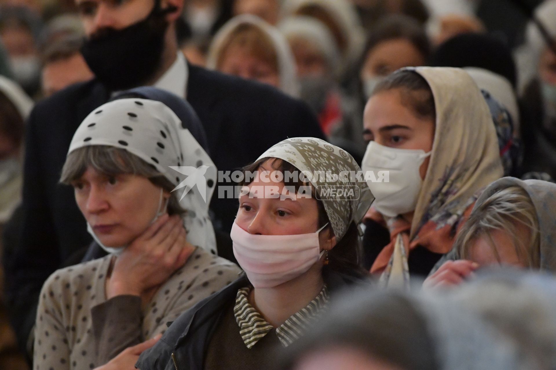 Москва.   Верующие во время отпевания протоиерея Димитрия Смирнова в Храме Христа Спасителя.