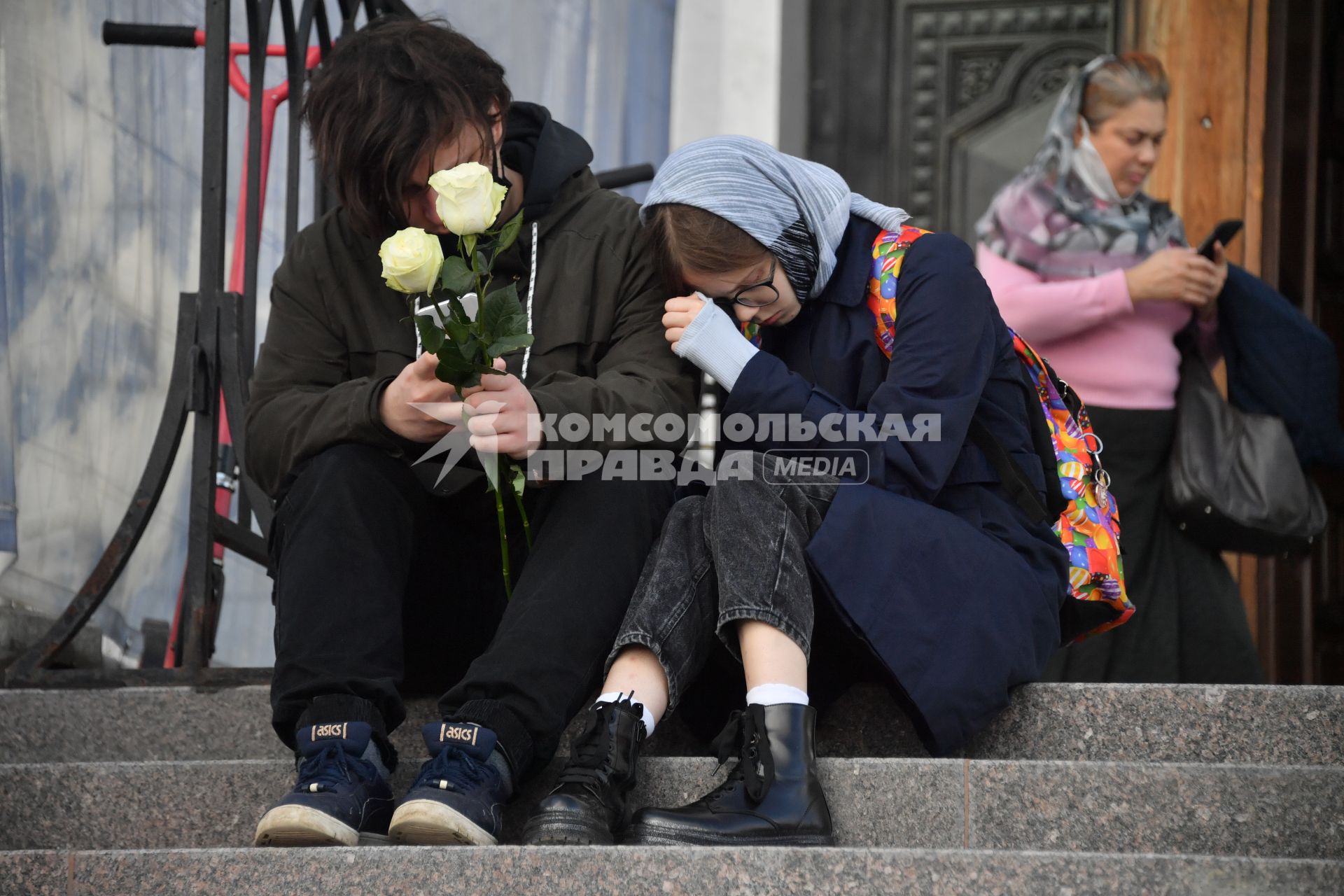 Москва.  Верующие у входа в храм Христа Спасителя, где проходит отпевание протоиерея Димитрия Смирнова.