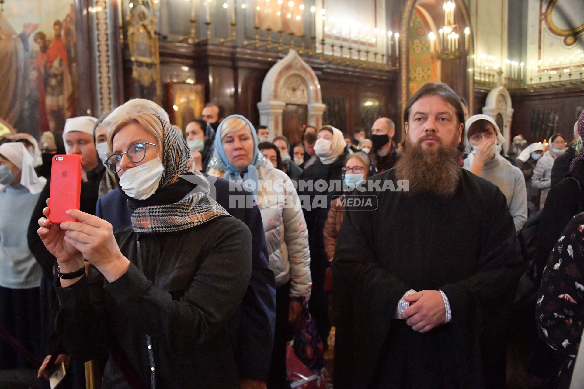 Москва.   Верующие во время отпевания протоиерея Димитрия Смирнова в Храме Христа Спасителя.