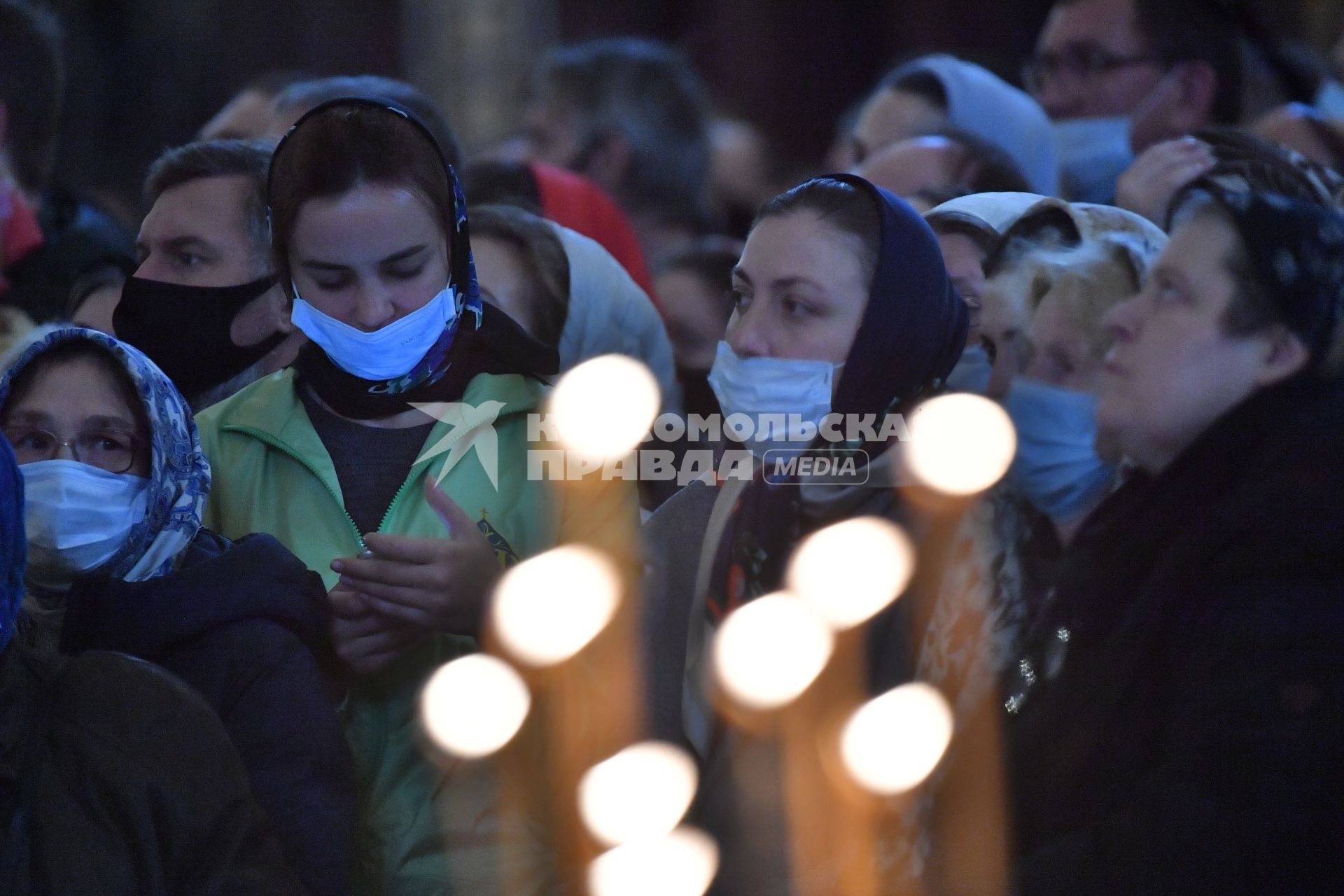 Москва.   Верующие во время отпевания протоиерея Димитрия Смирнова в Храме Христа Спасителя.