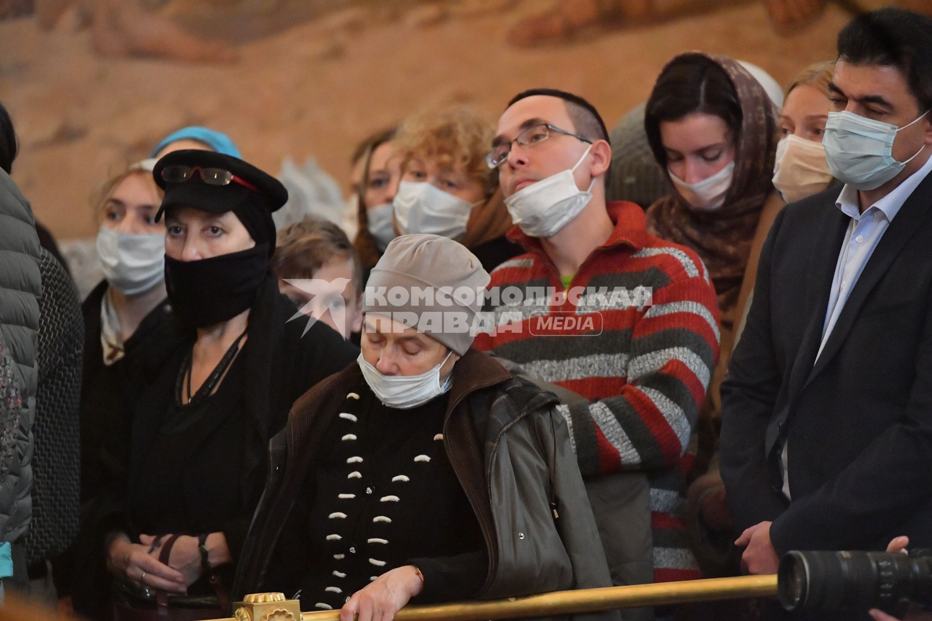 Москва.   Верующие во время отпевания протоиерея Димитрия Смирнова в Храме Христа Спасителя.