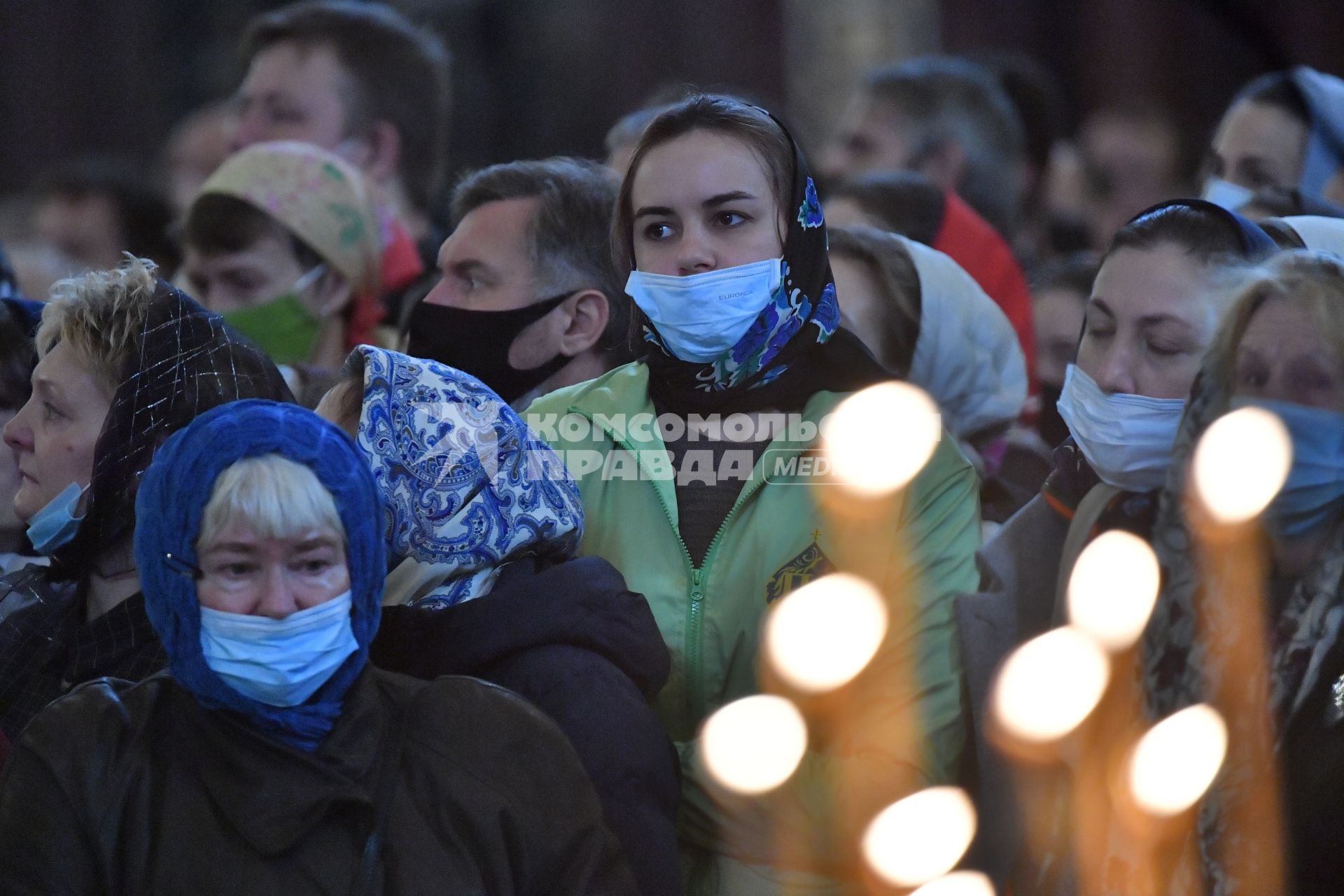 Москва.   Верующие во время отпевания протоиерея Димитрия Смирнова в Храме Христа Спасителя.