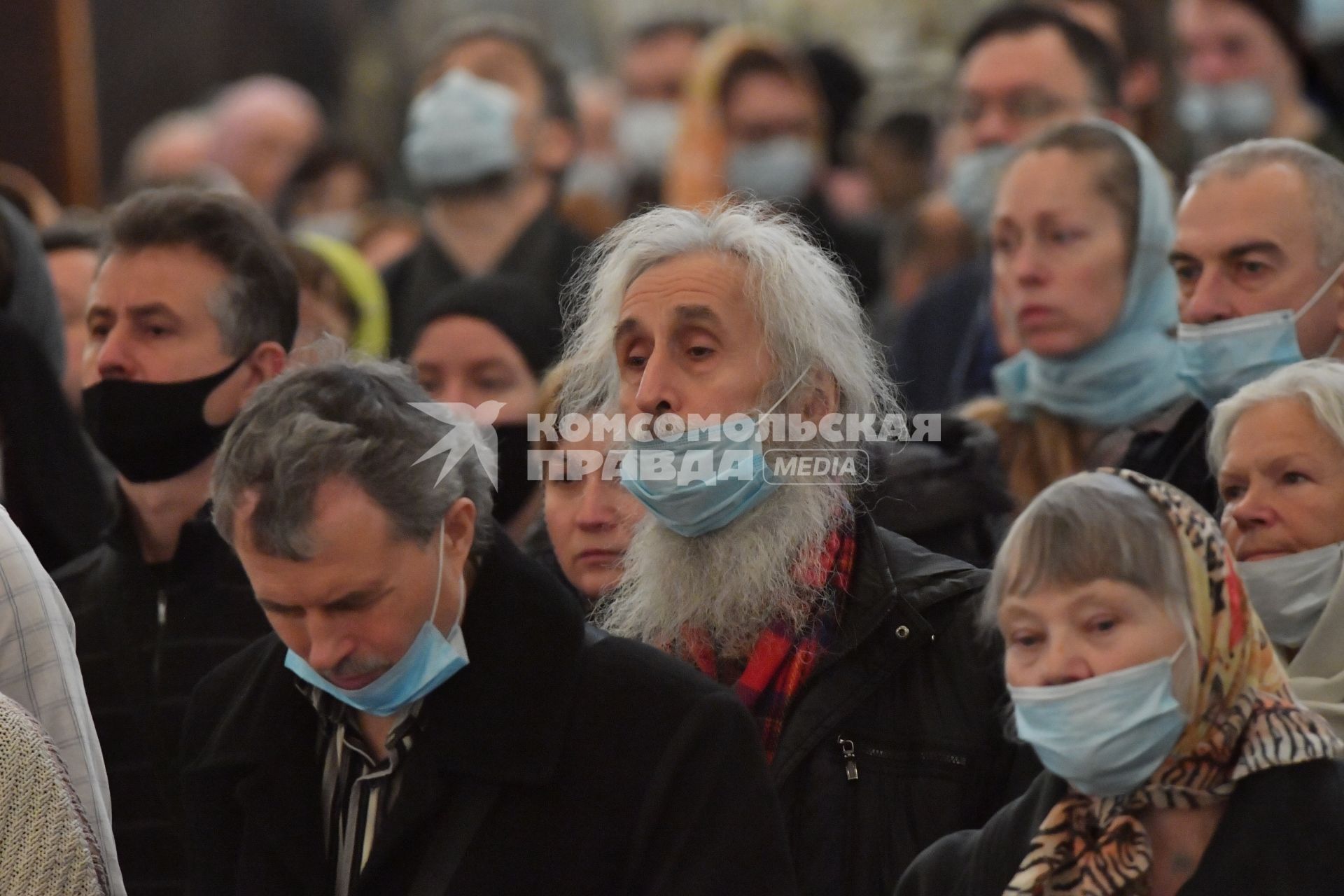 Москва.   Верующие во время отпевания протоиерея Димитрия Смирнова в Храме Христа Спасителя.