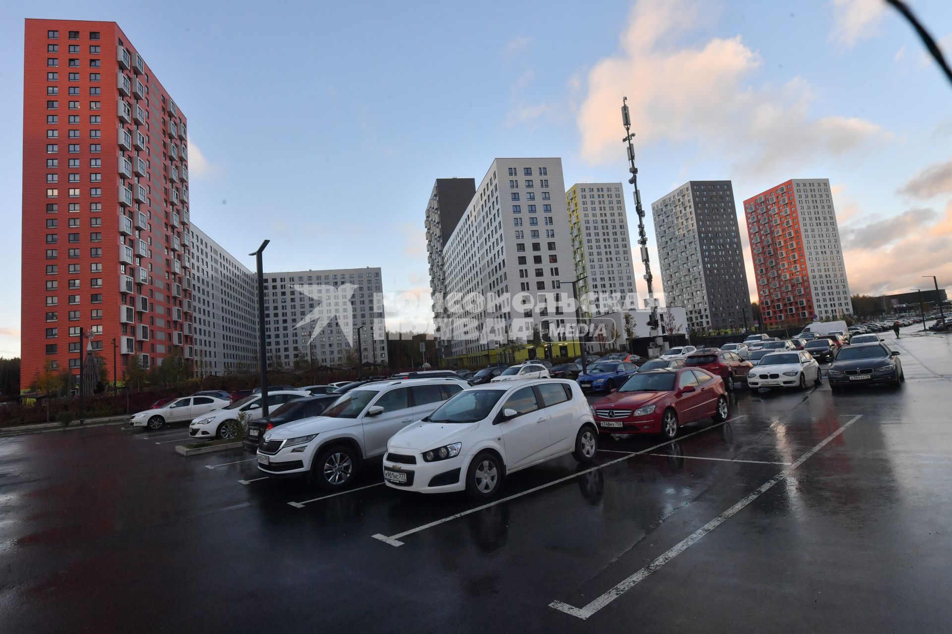 Москва. Автомобили на территории ЖК `Саларьево парк`.