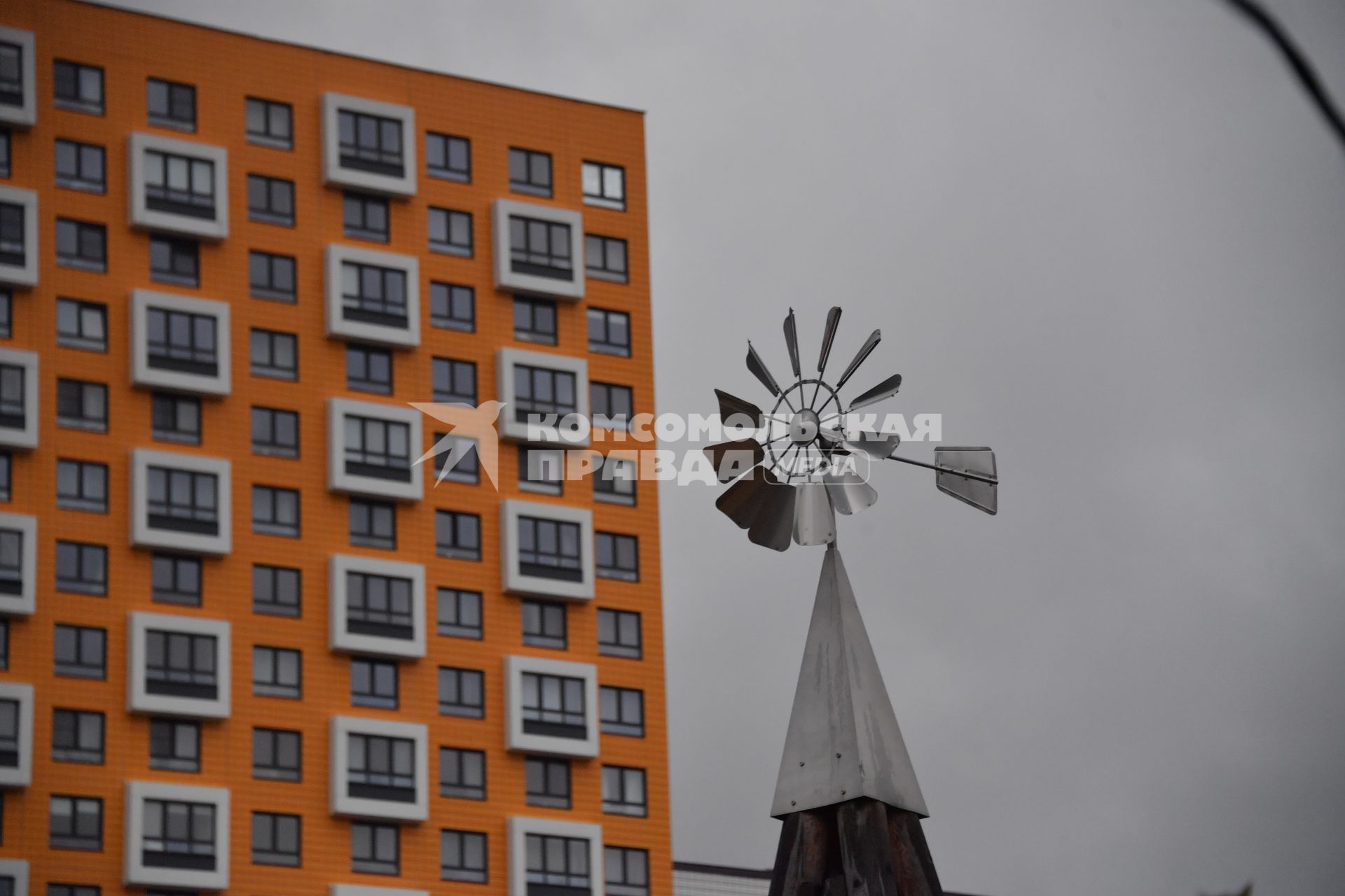 Москва.  Флюгер на территории ЖК `Саларьево парк`.