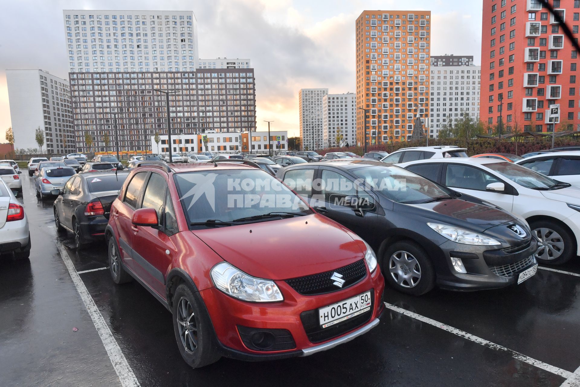 Москва. Автомобили на территории ЖК `Саларьево парк`.