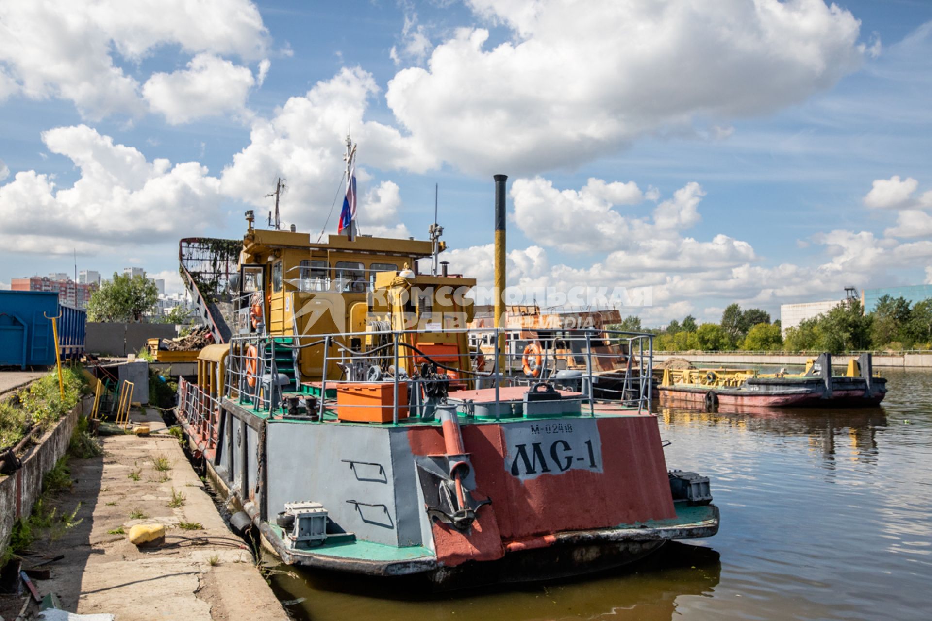 Москва.  Судно-мусоросборщик  `МС-1`на пристани Мосводостока.