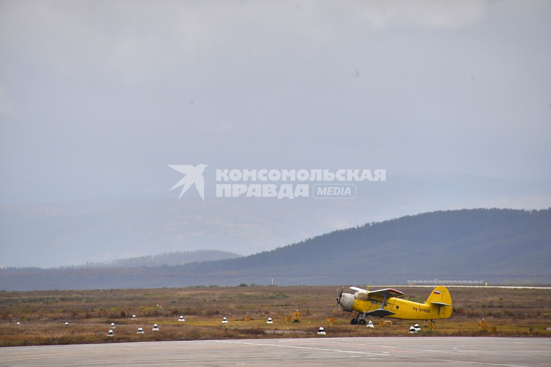 Бурятия. г.Улан-Удэ. Самолет Ан-2 у взлетно-посадочной полосы аэропорта `Байкал`.