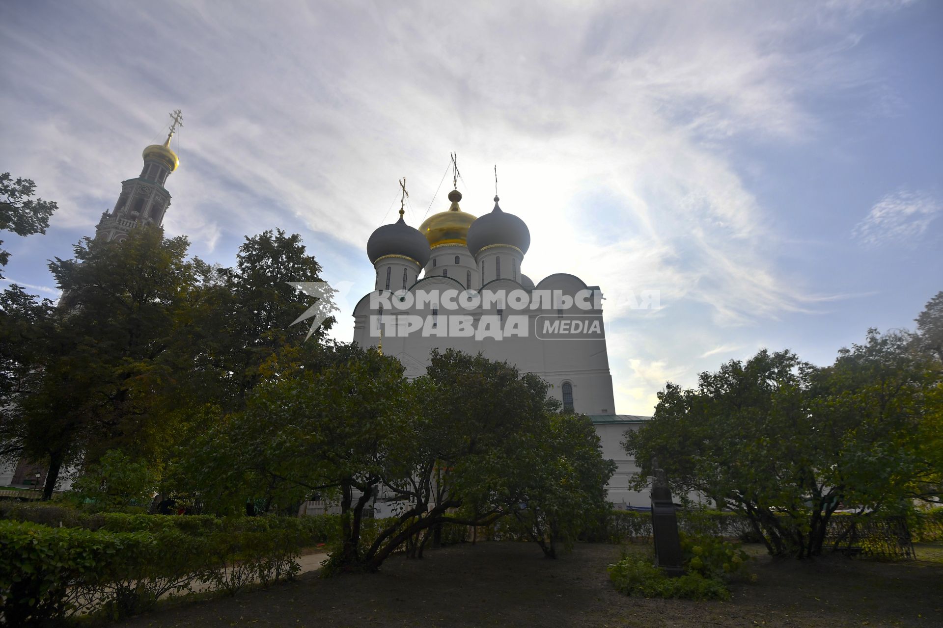 Москва.   Вид  на Соборный храм Смоленской иконы Божией матери в Новодевичьем монастыре.