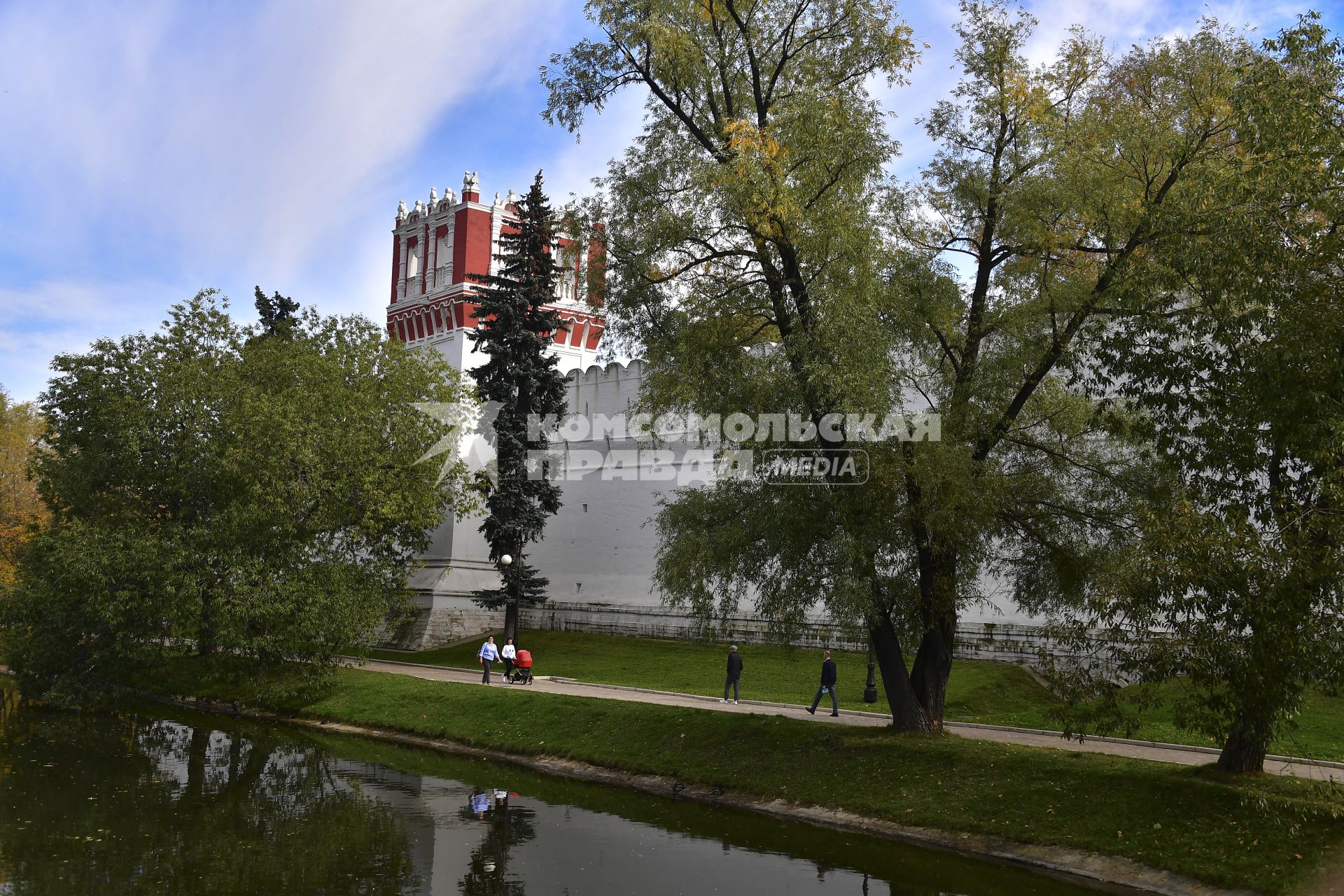 Москва. У  стен  Новодевичьего монстыря.