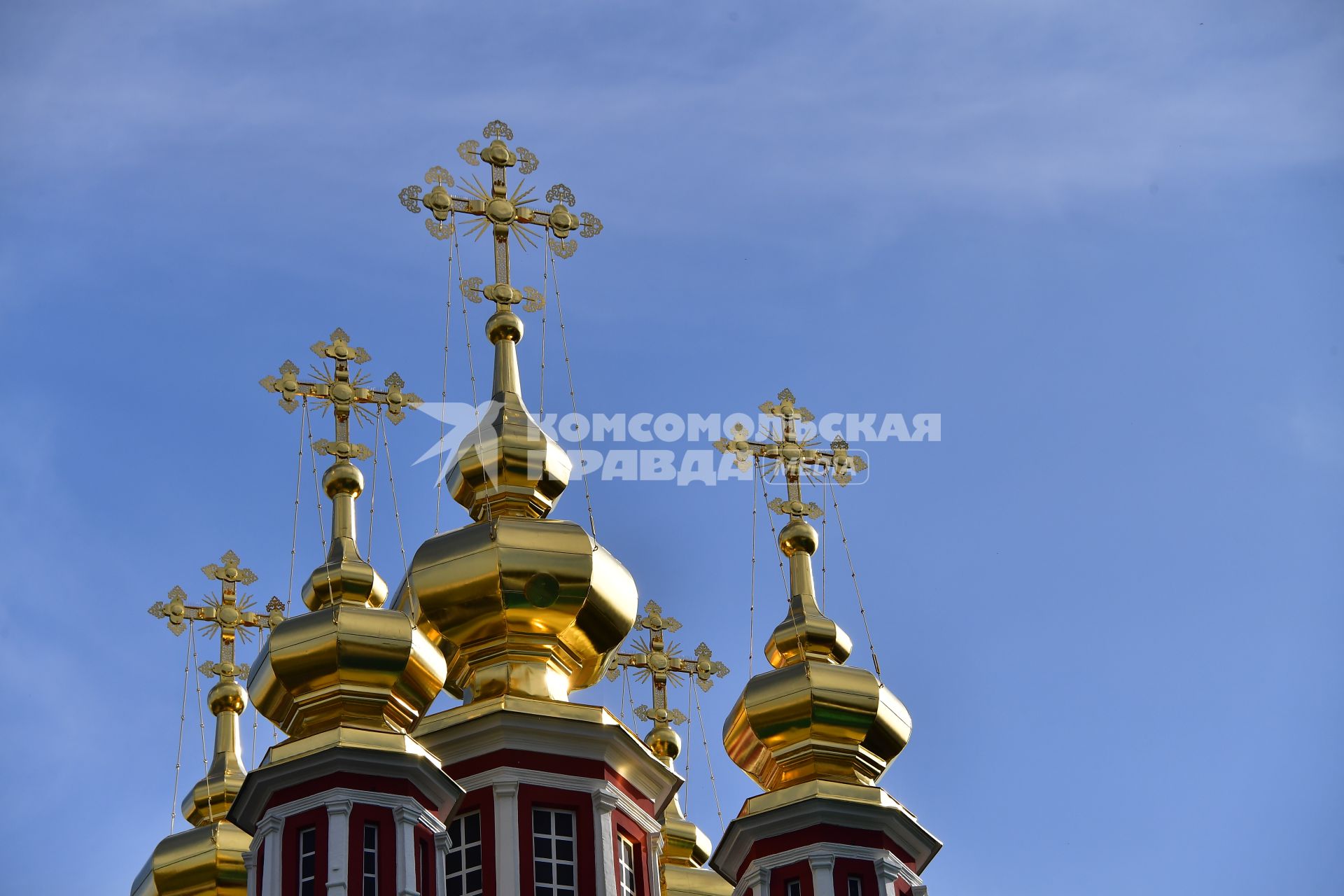 Москва. Купола Преображенской  надвратной церкви Новодевичьего монастыря.