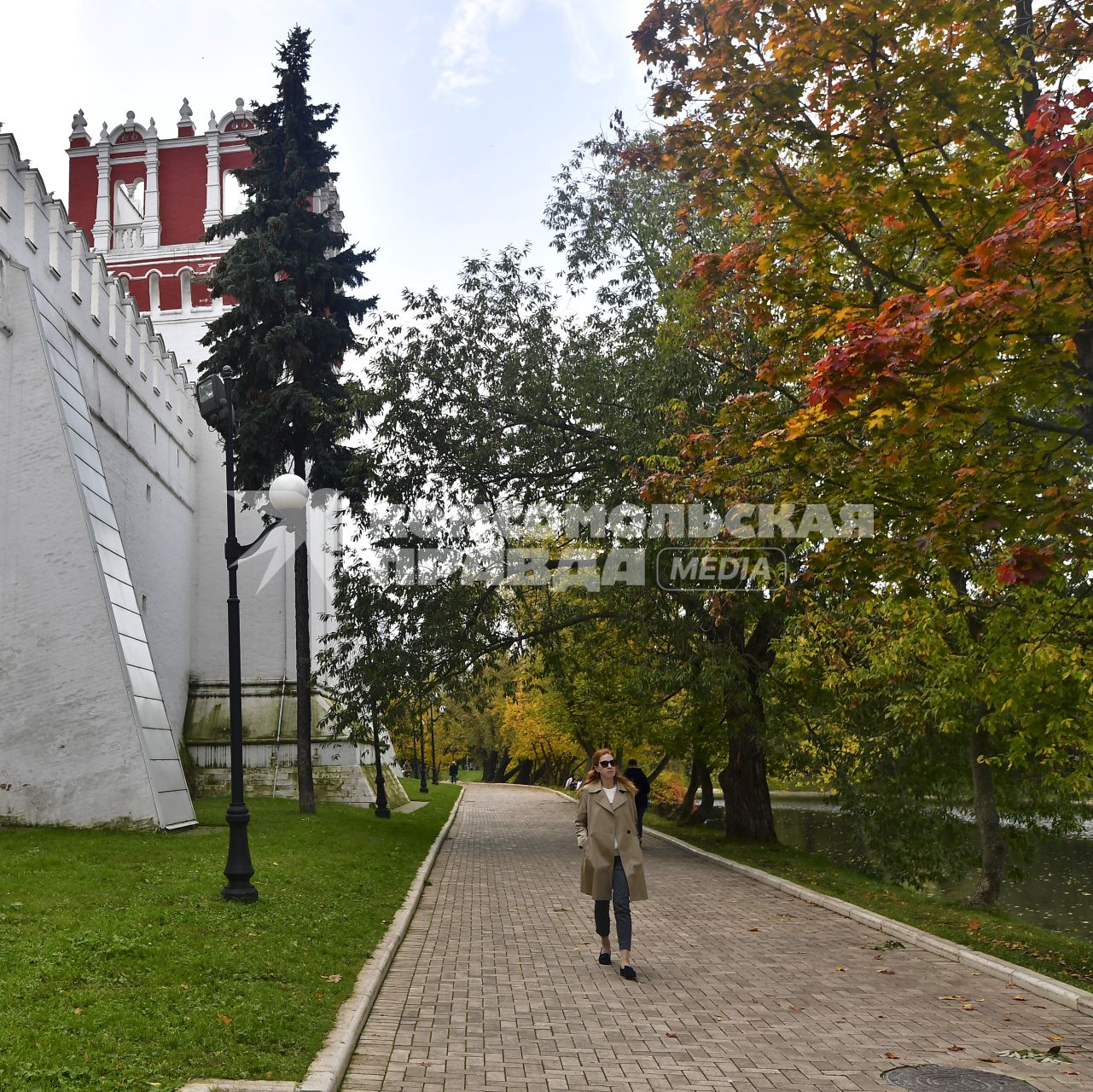 Москва. Девушка гуляет у стен  Новодевичьего монстыря.