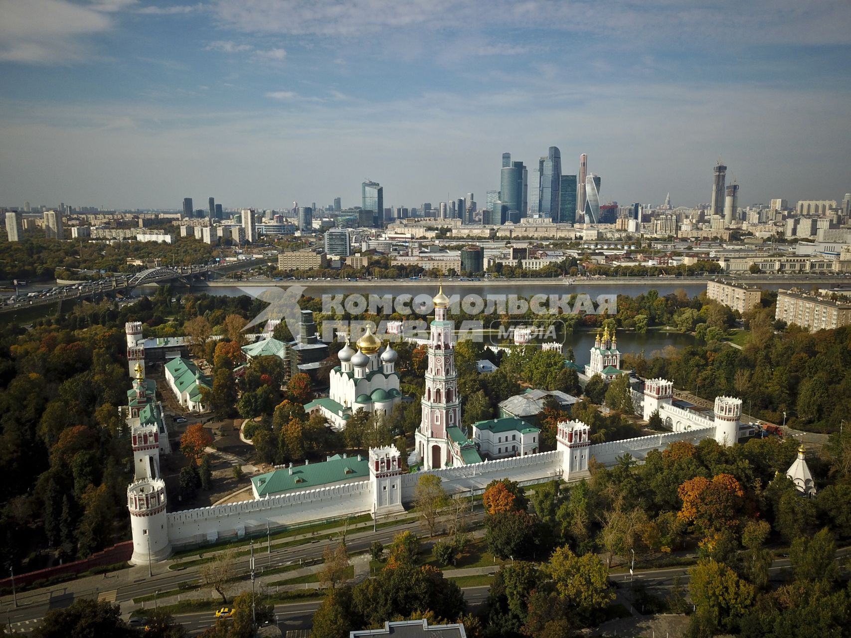 Москва.   Вид сверху на Новодевичий монастырь.