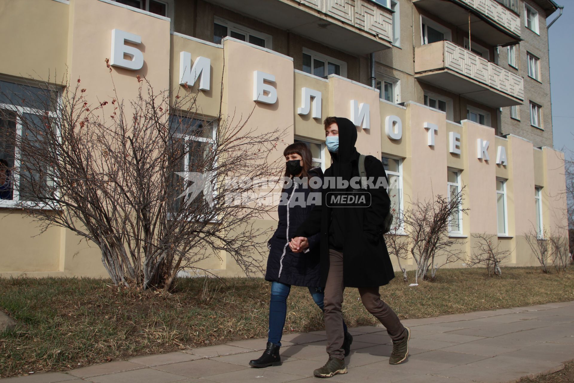 Саянск. Молодые люди в защитных масках идут по улице.