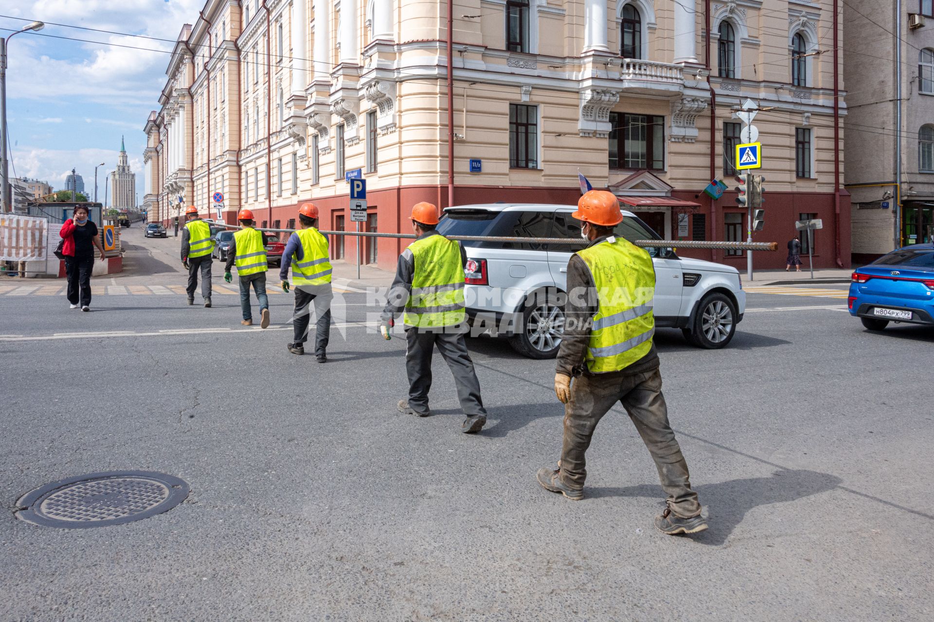 Москва. Рабочие несут трубу.