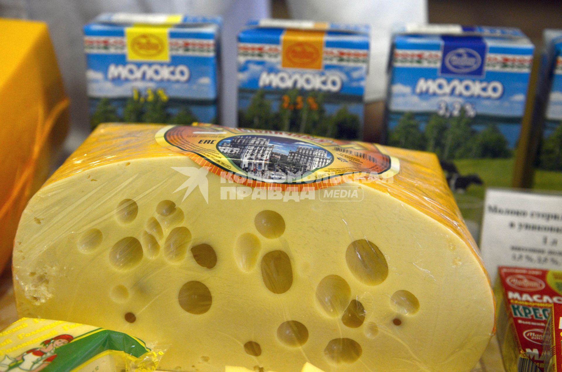 Белоруссия. Минск. Сыр на прилавке в магазине.